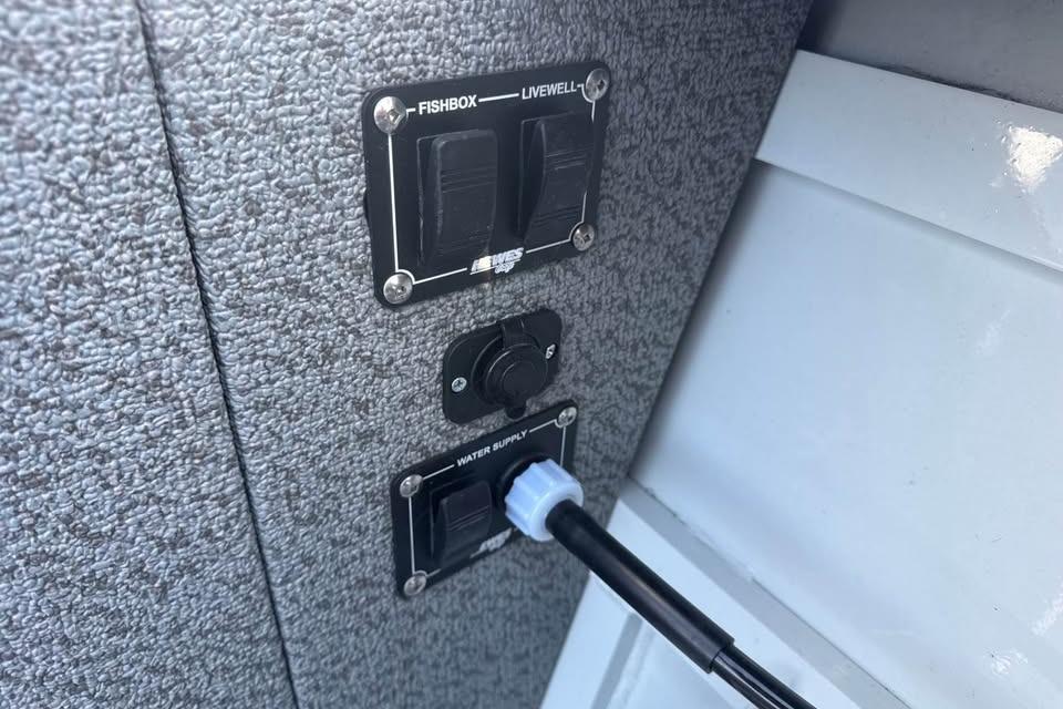 Control panel on 2023 Hewescraft 210 Sea Runner ET Hardtop boat.