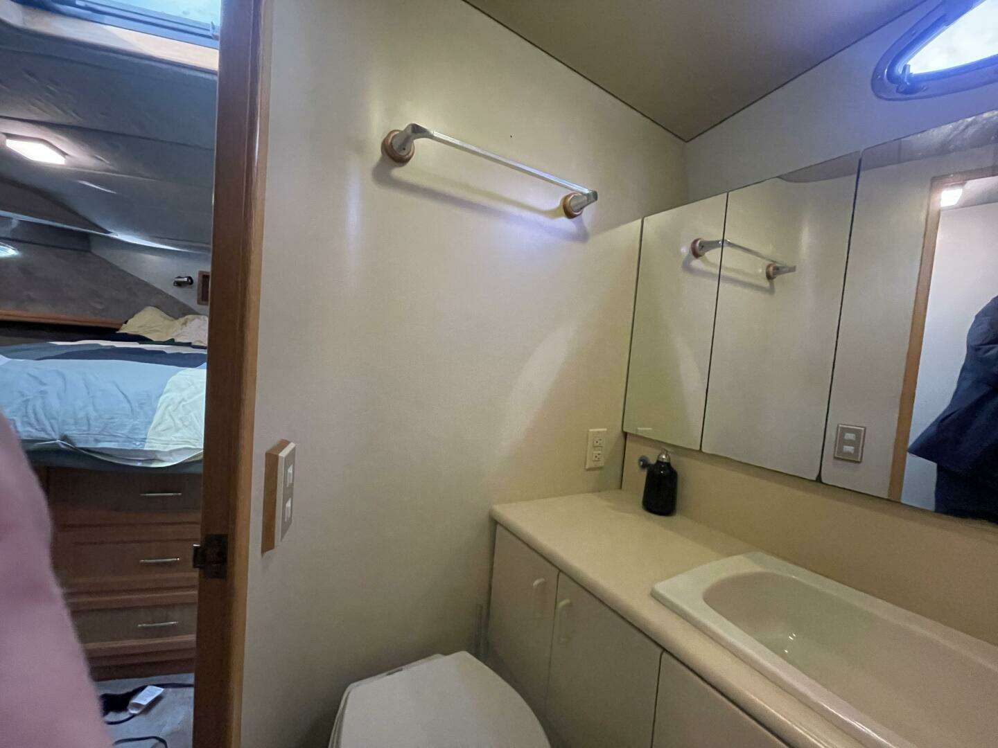 1988 Tollycraft EY440 - Image 31