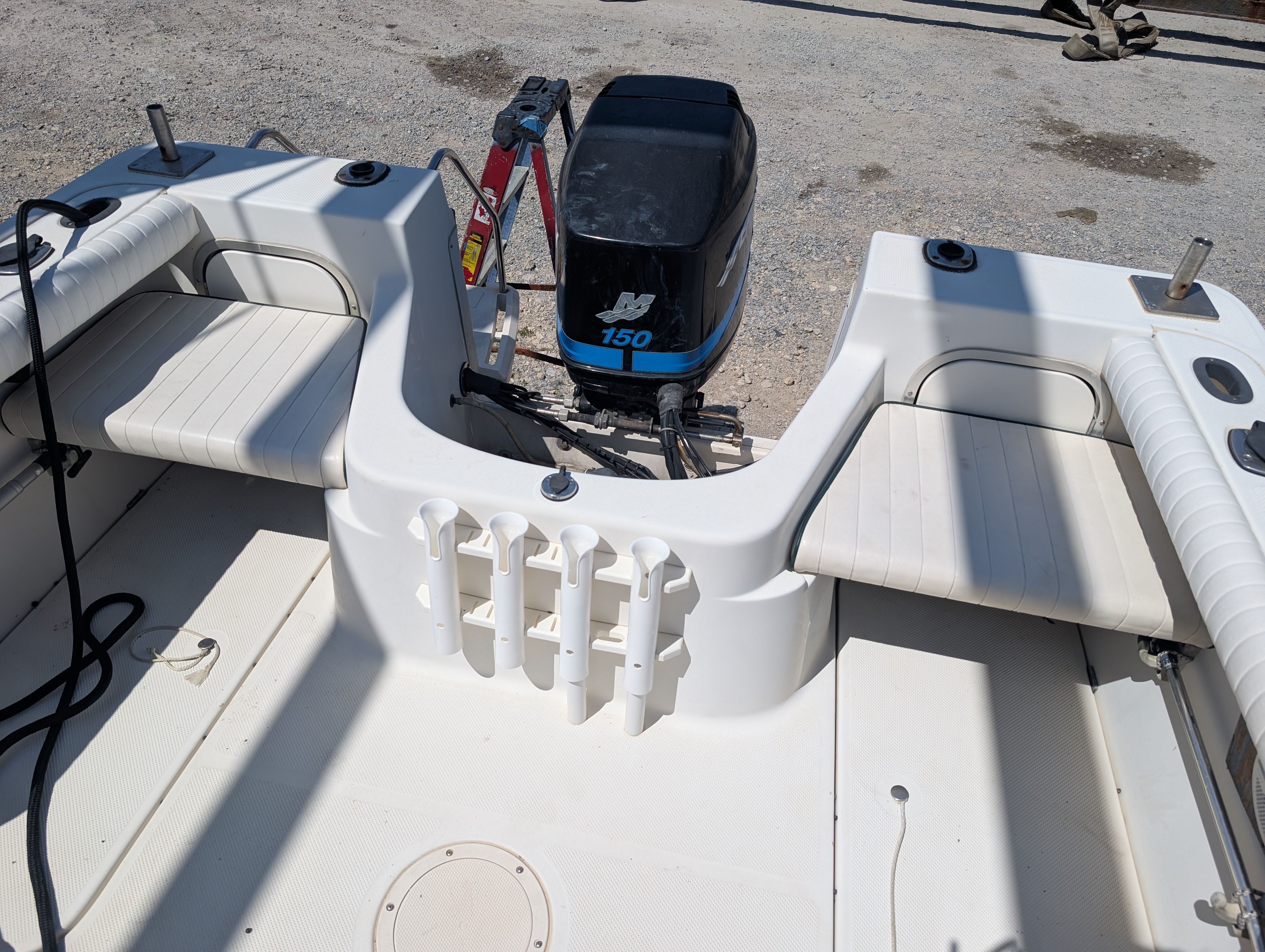 The image shows the stern of a 2001 Trophy Bayliner boat with an outboard motor.