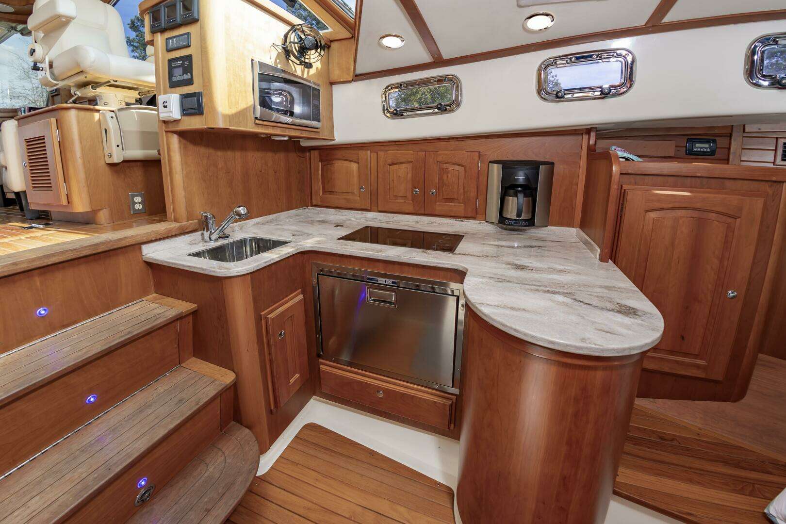 2018 Legacy 36 - Image 25