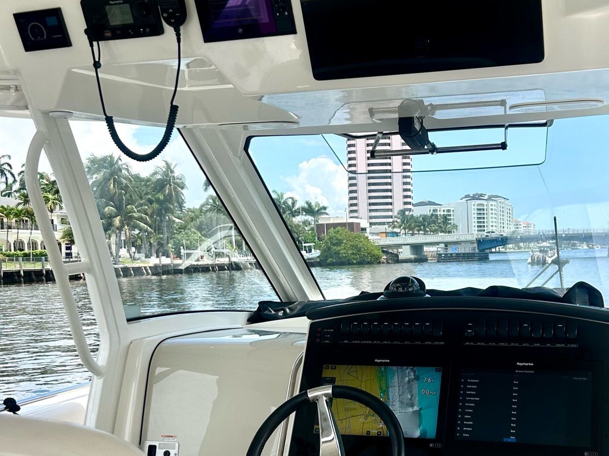 2021 Boston Whaler 350 Realm - 5