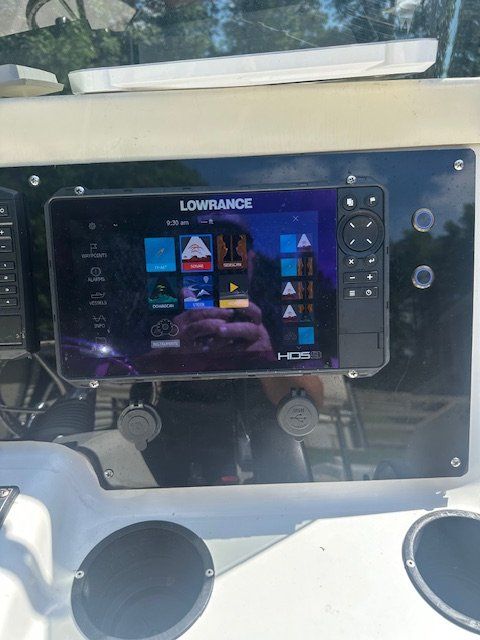 Lowrance HDS display on 2003 Skeeter ZX2200 boat.