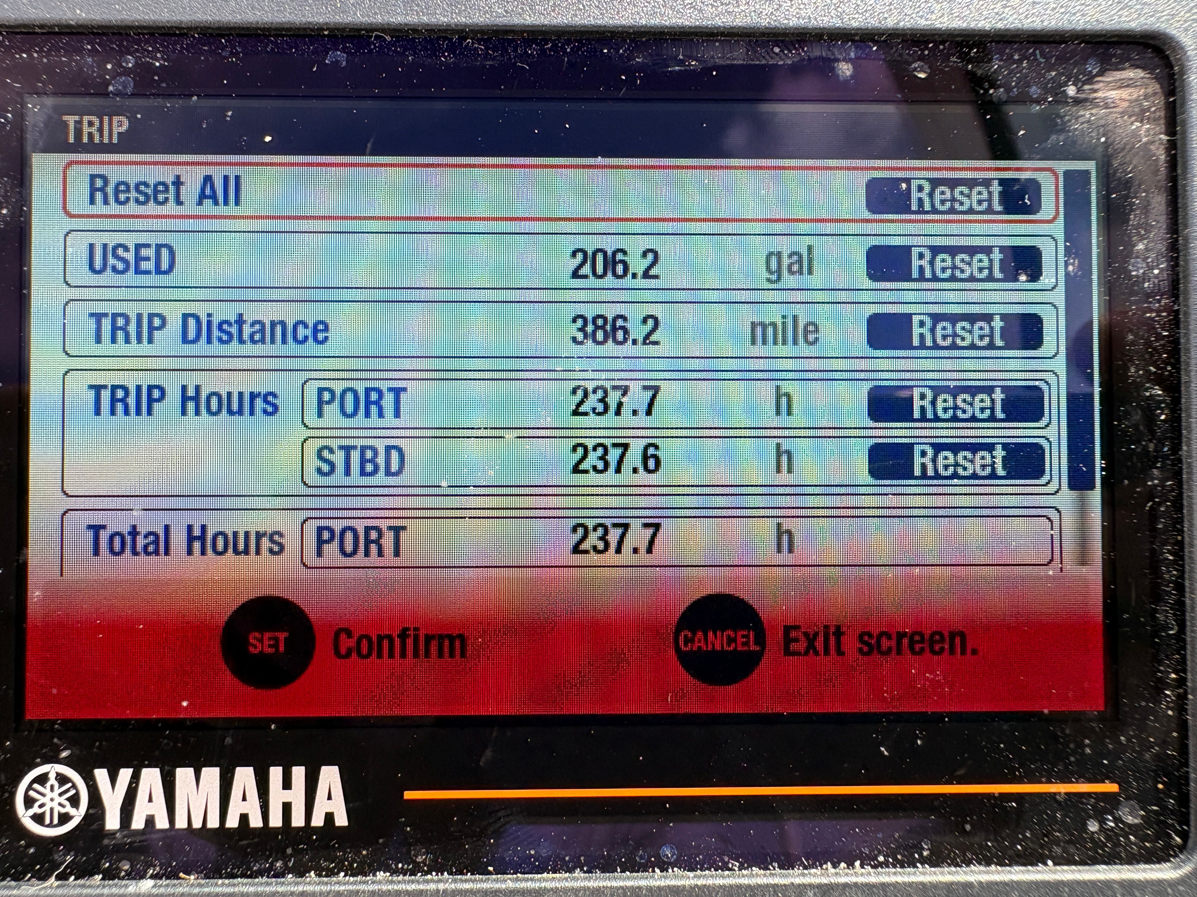 Yamaha display showing boat data, 2009 Hurricane SUN DECK 260.