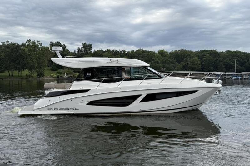 2017 Regal 42 Grande Coupe