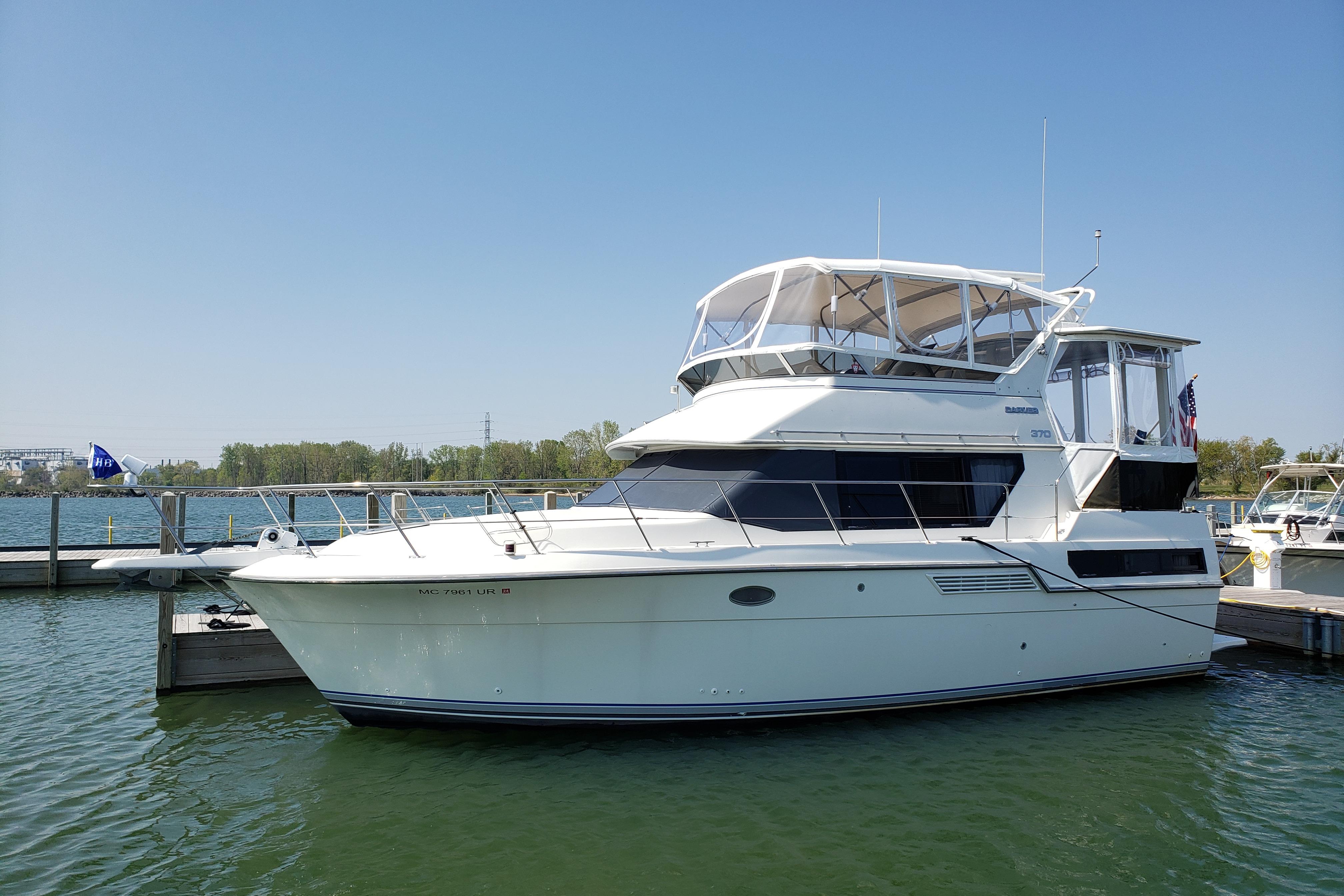 1993 Carver 370 Aft Cabin Motor Yacht