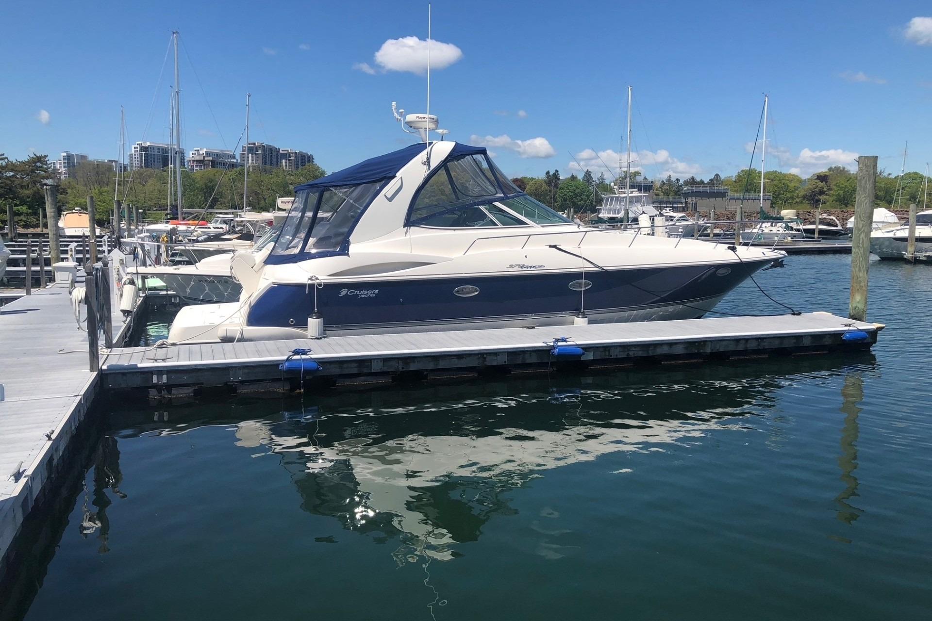 2005 Cruisers Yachts 370 Express