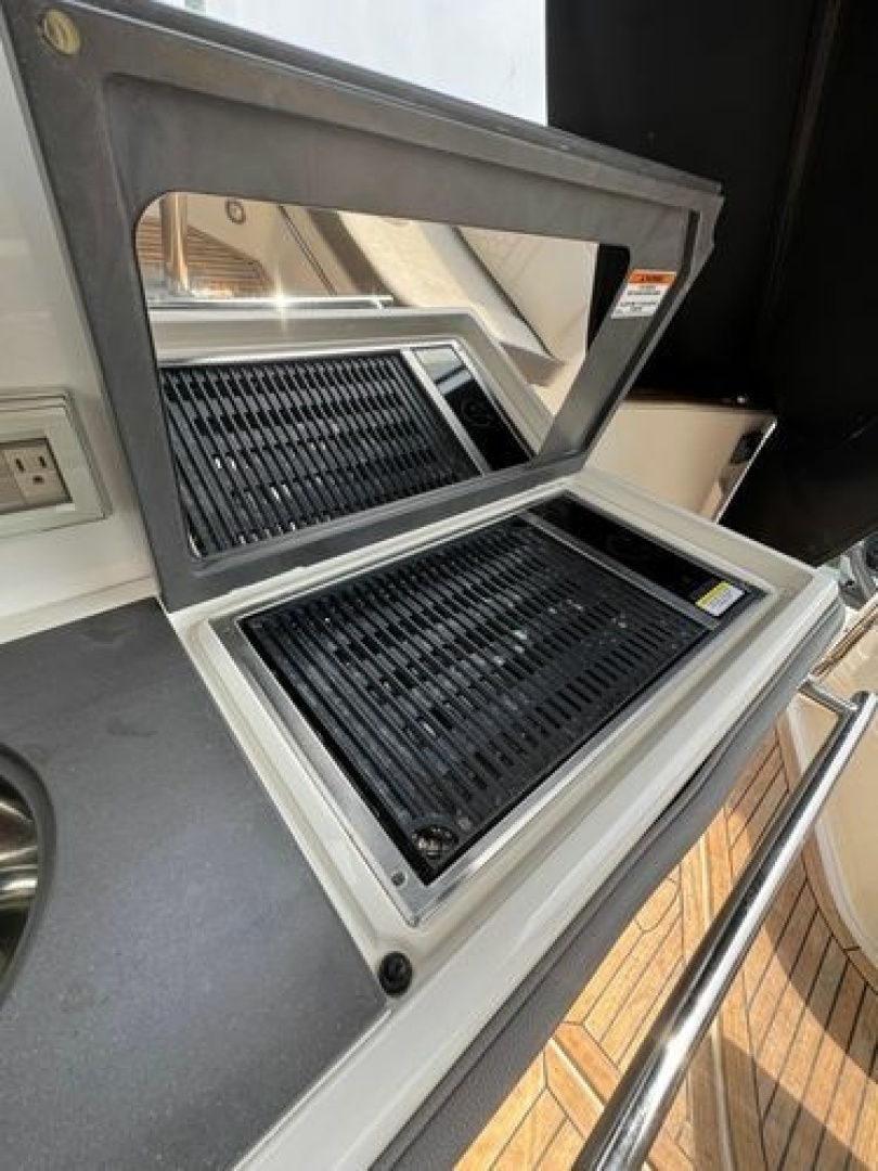 2021 Sea Ray Sundancer 320 Outboard - Image 8