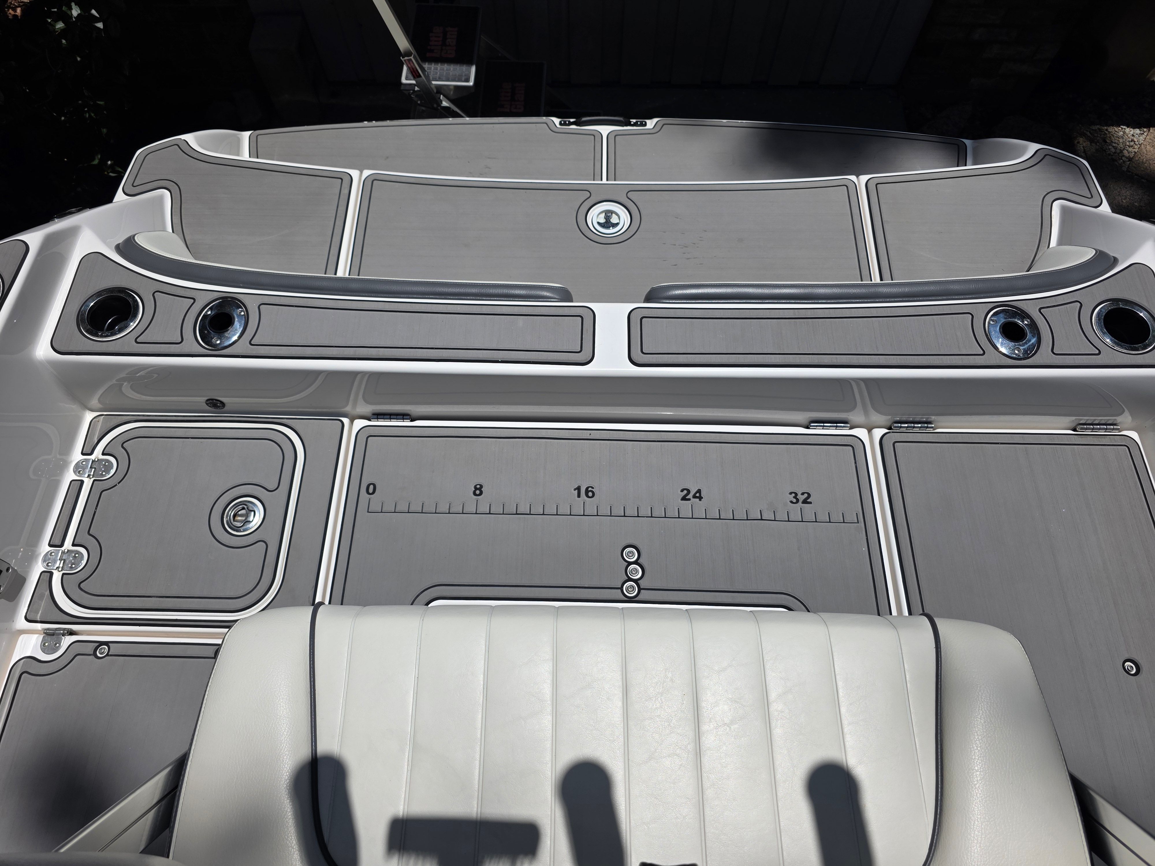 Yamaha 210 FSH Sport 2020 boat deck with measurement scale.