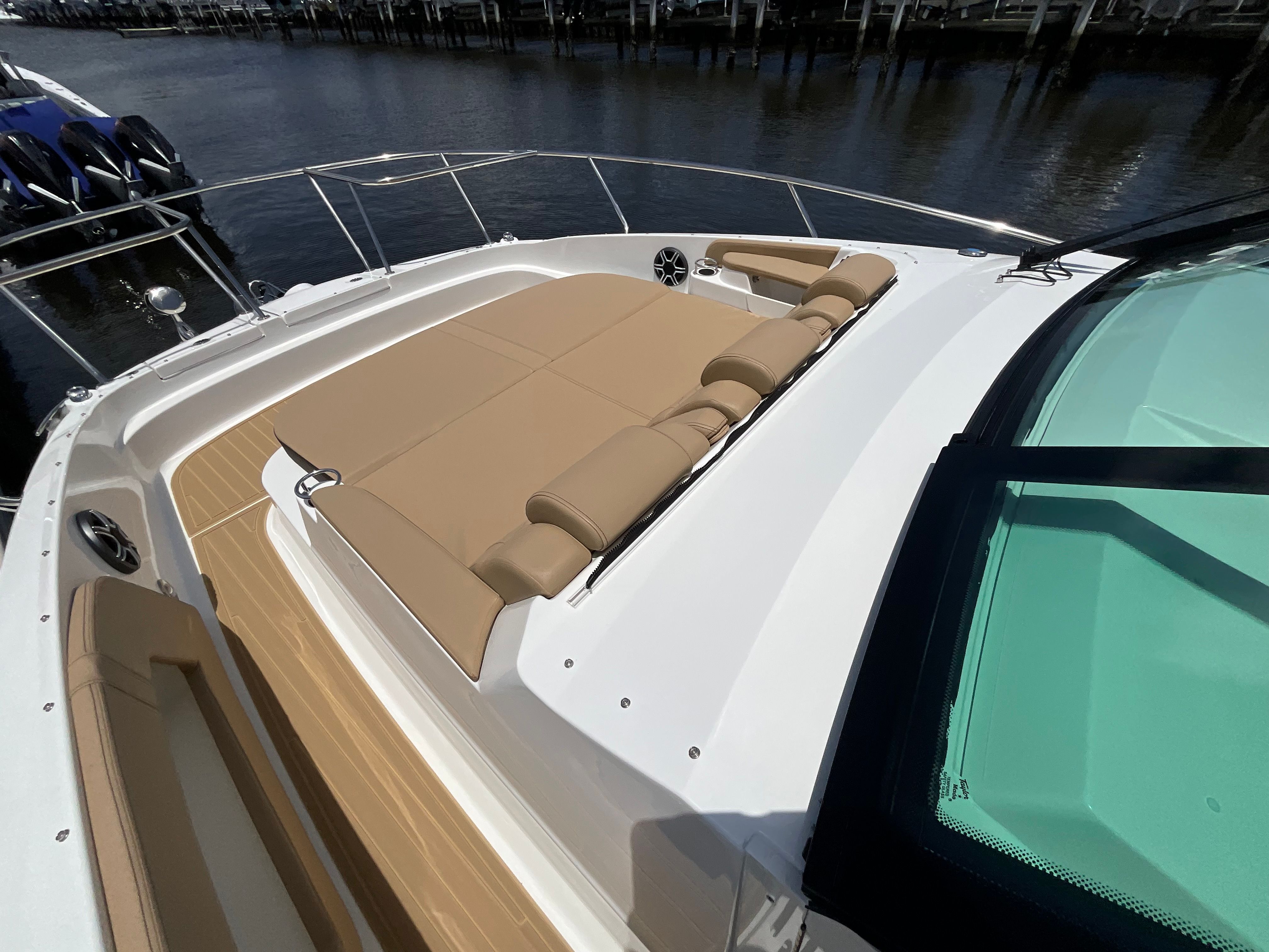 2026 Sea Ray Sundancer 320 Outboard - 17