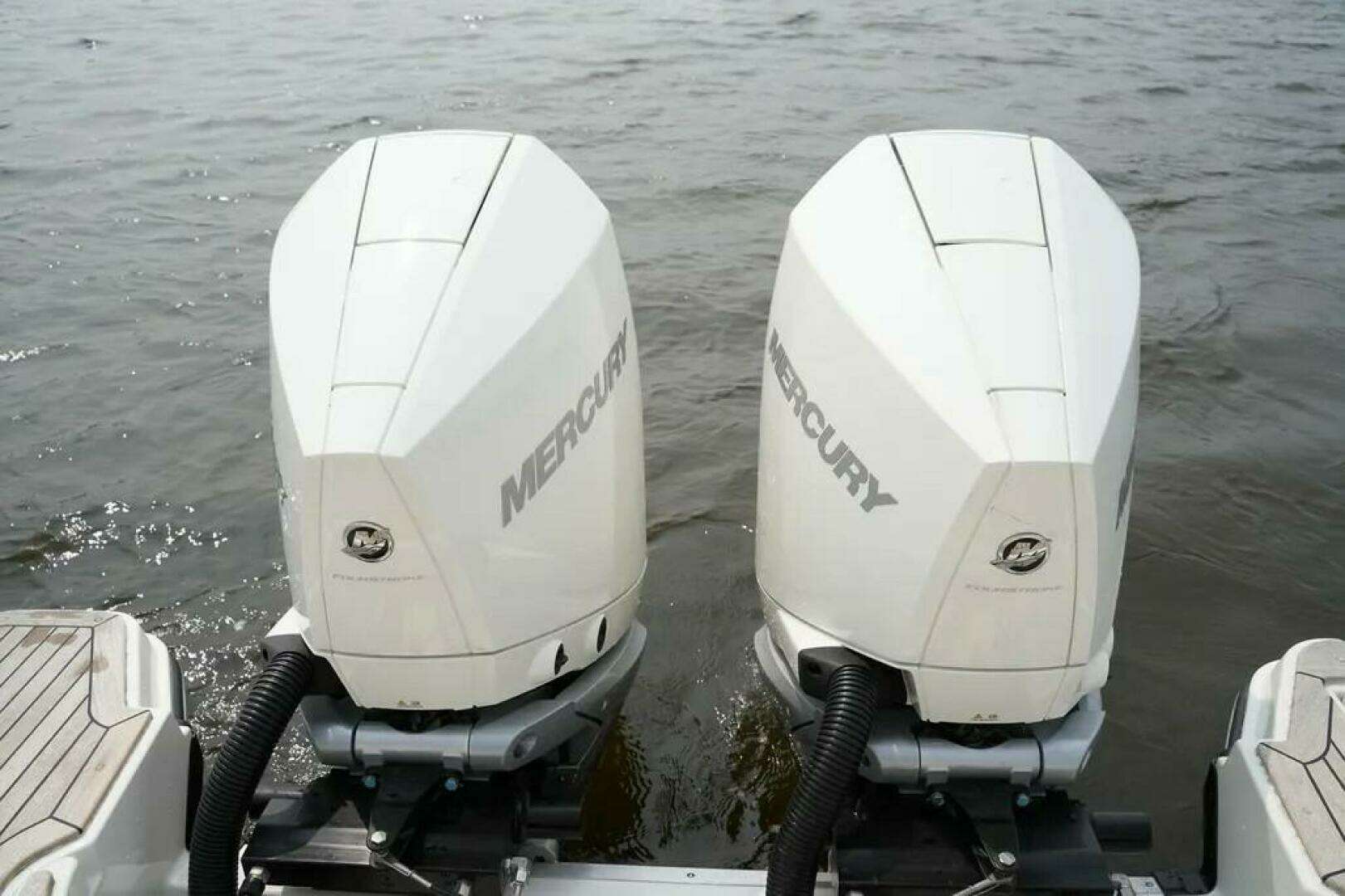 2023 Sea Ray SLX 310 Outboard - Image 5