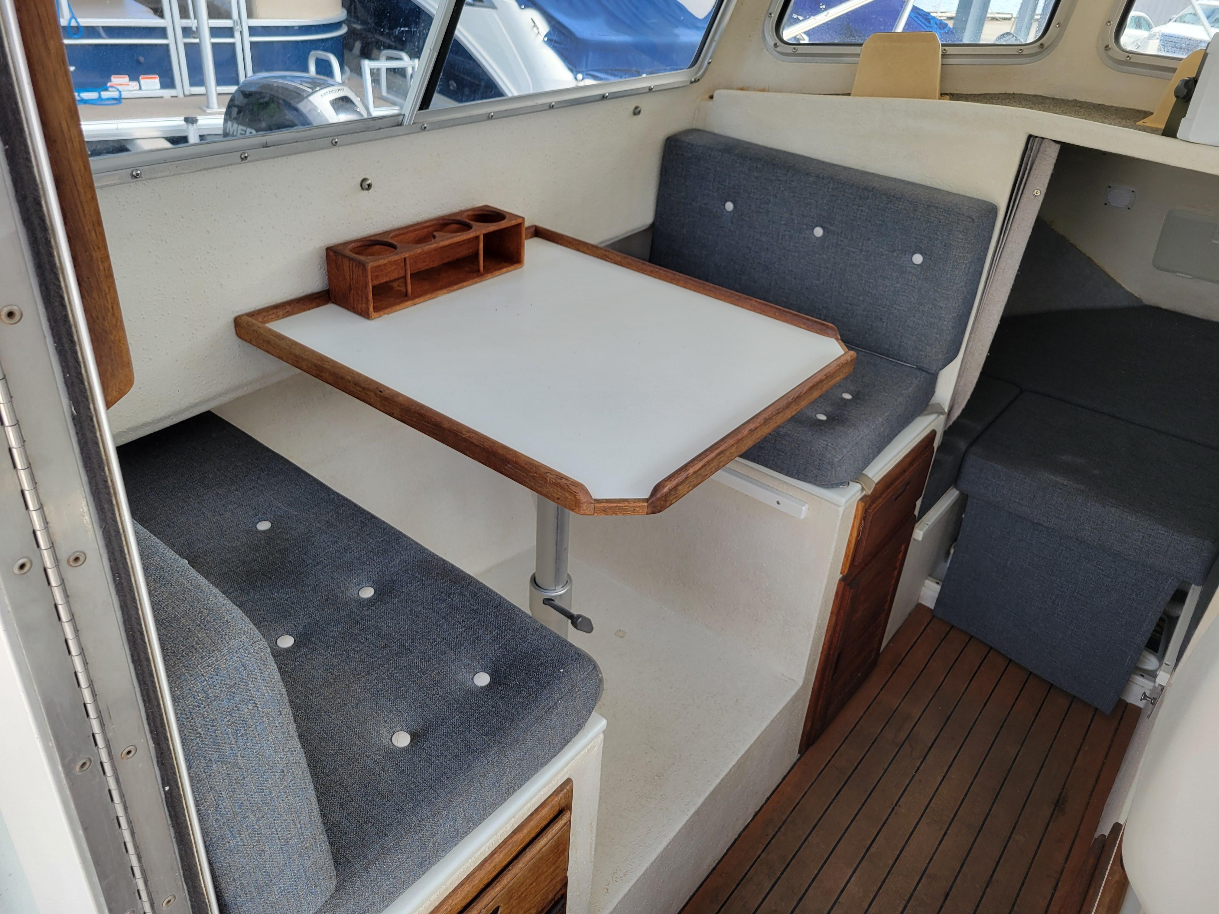1999 SeaSport 2400 XL Limited interior with dining area and cushioned seating.