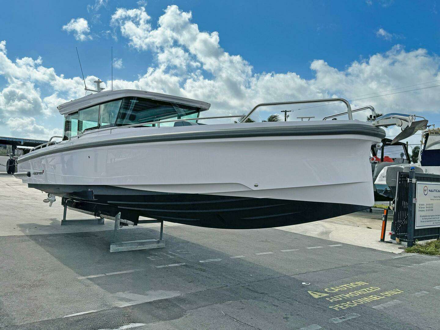 2024 Axopar 37XC CROSS CABIN - Image 25