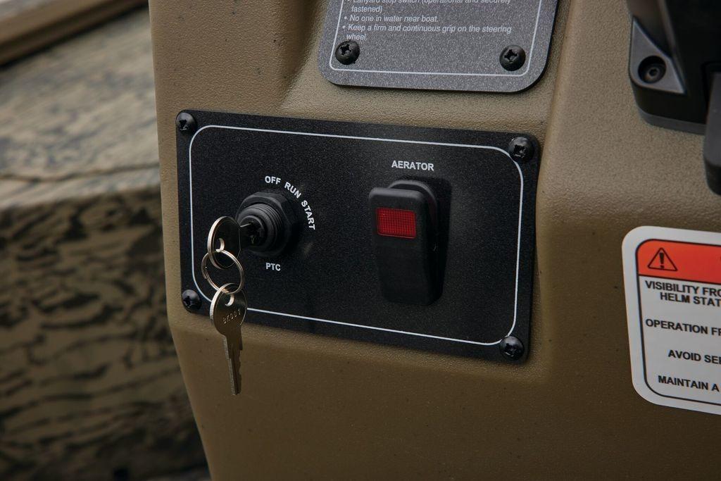 Control panel of 2026 Tracker GRIZZLY® 2072 CC Sportsman with ignition and aerator switch.