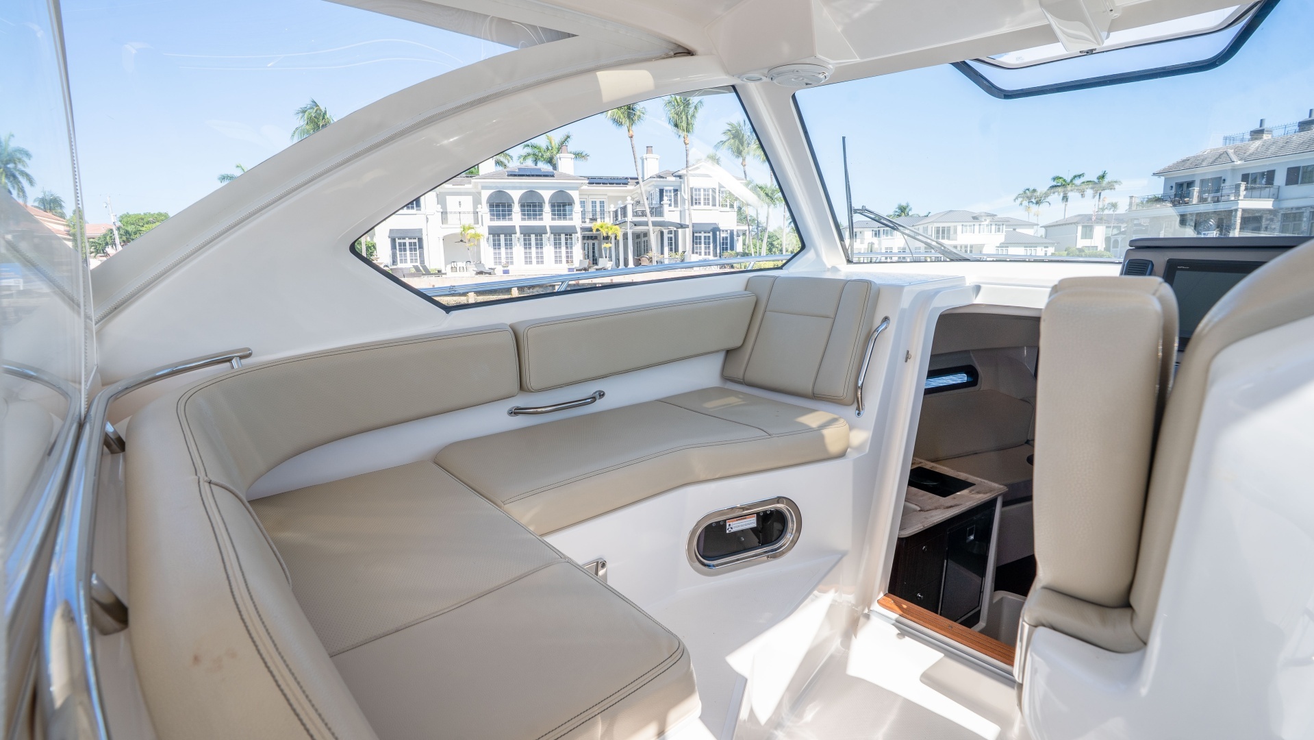 2018 Pursuit 325 OS - Image 22
