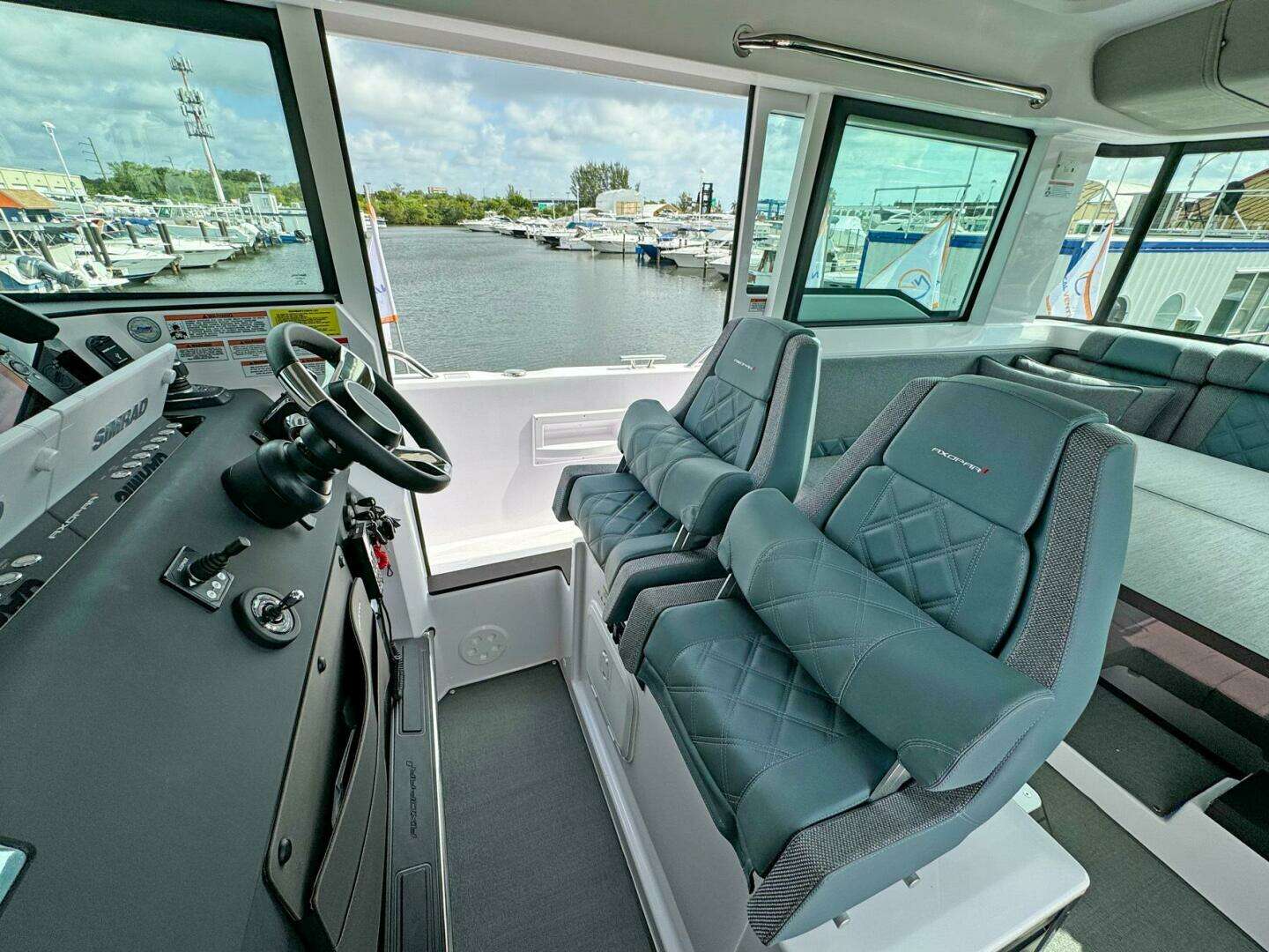2024 Axopar 37XC CROSS CABIN - Image 13