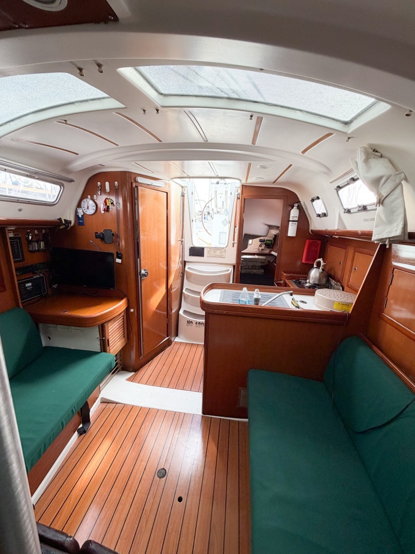 2007 Beneteau 323 - Image 6