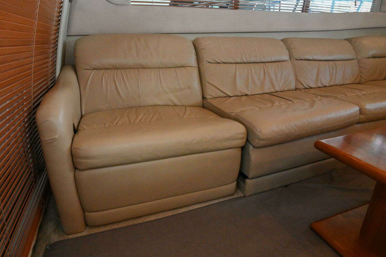 2002 Cruisers Yachts 5000 Sedan Sport - Image 26