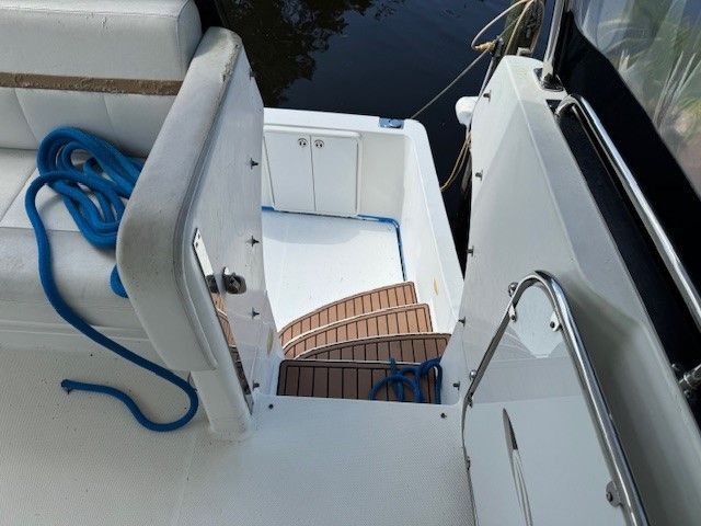 2005 Carver 41 Cockpit Motor Yacht - 13