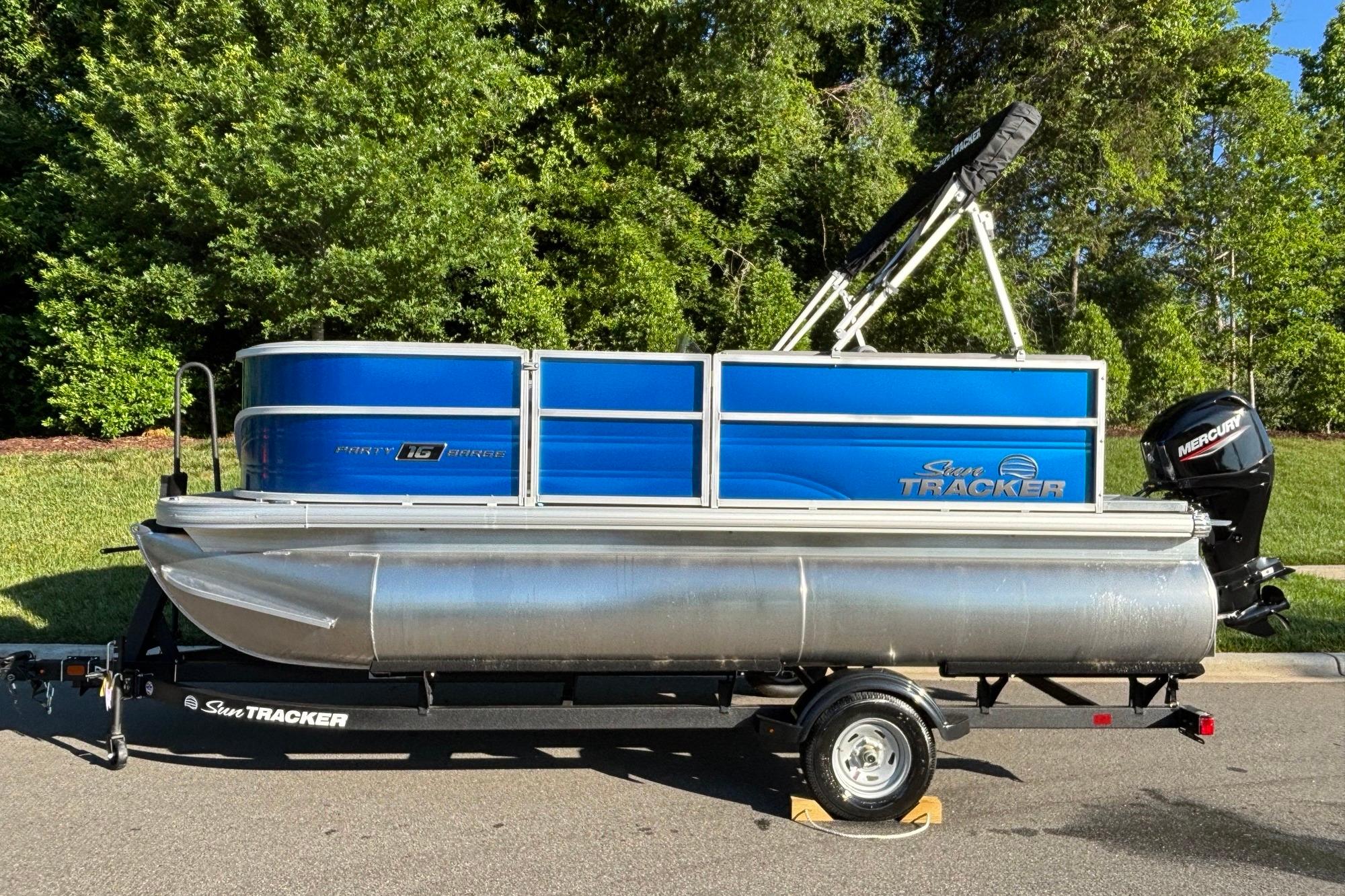 2026 Sun Tracker Party Barge 16 DLX
