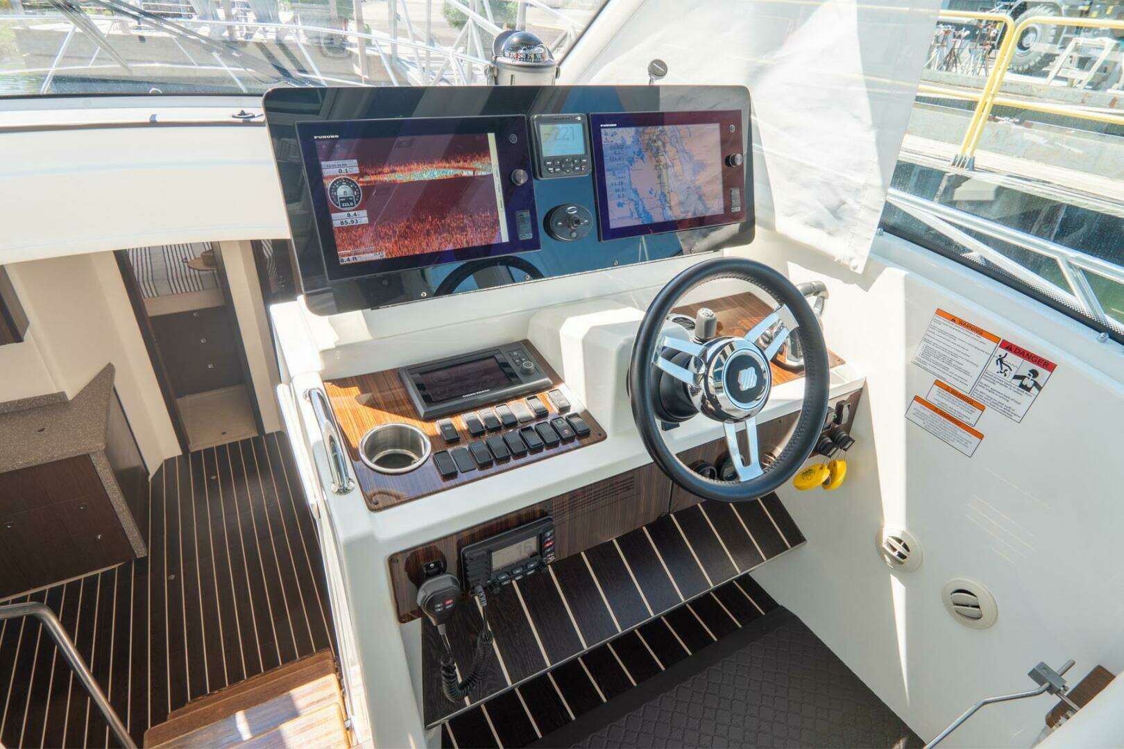 2013 Cruisers Yachts 48 Cantius - Image 2
