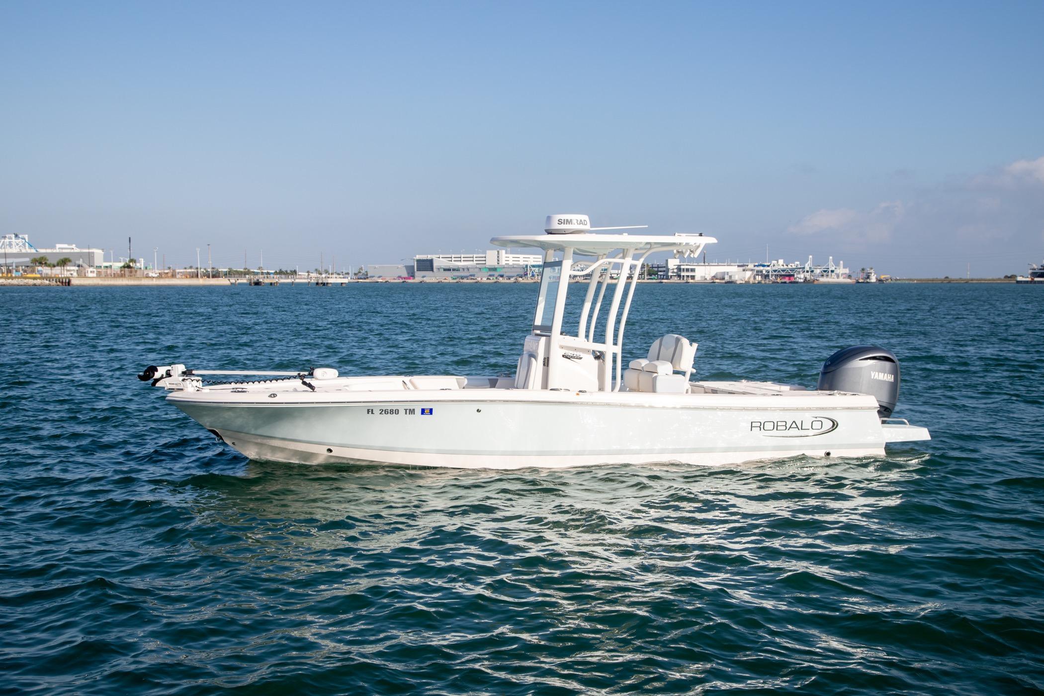 2023 Robalo 246 Cayman