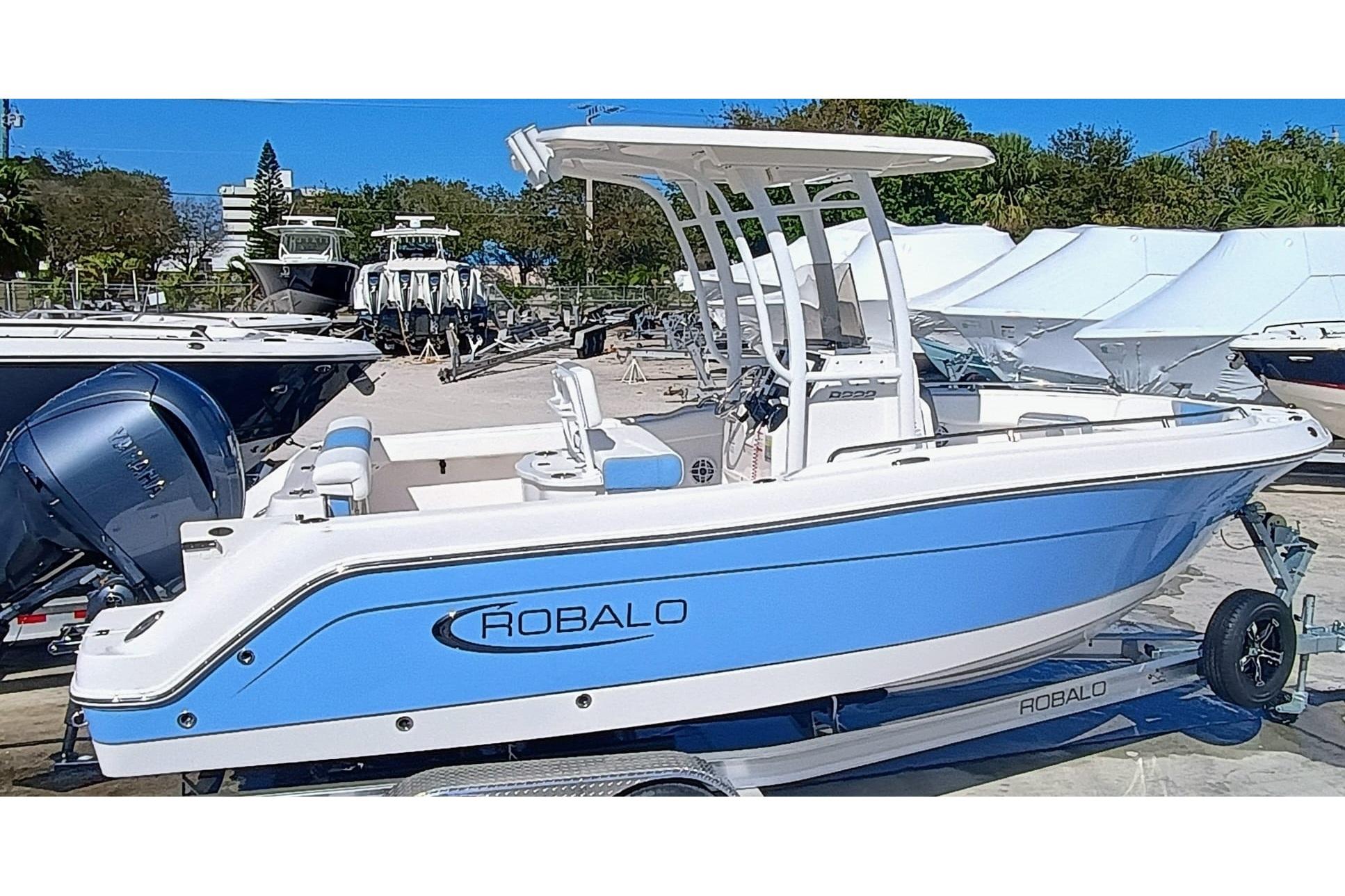 2025 Robalo R222 Center Console