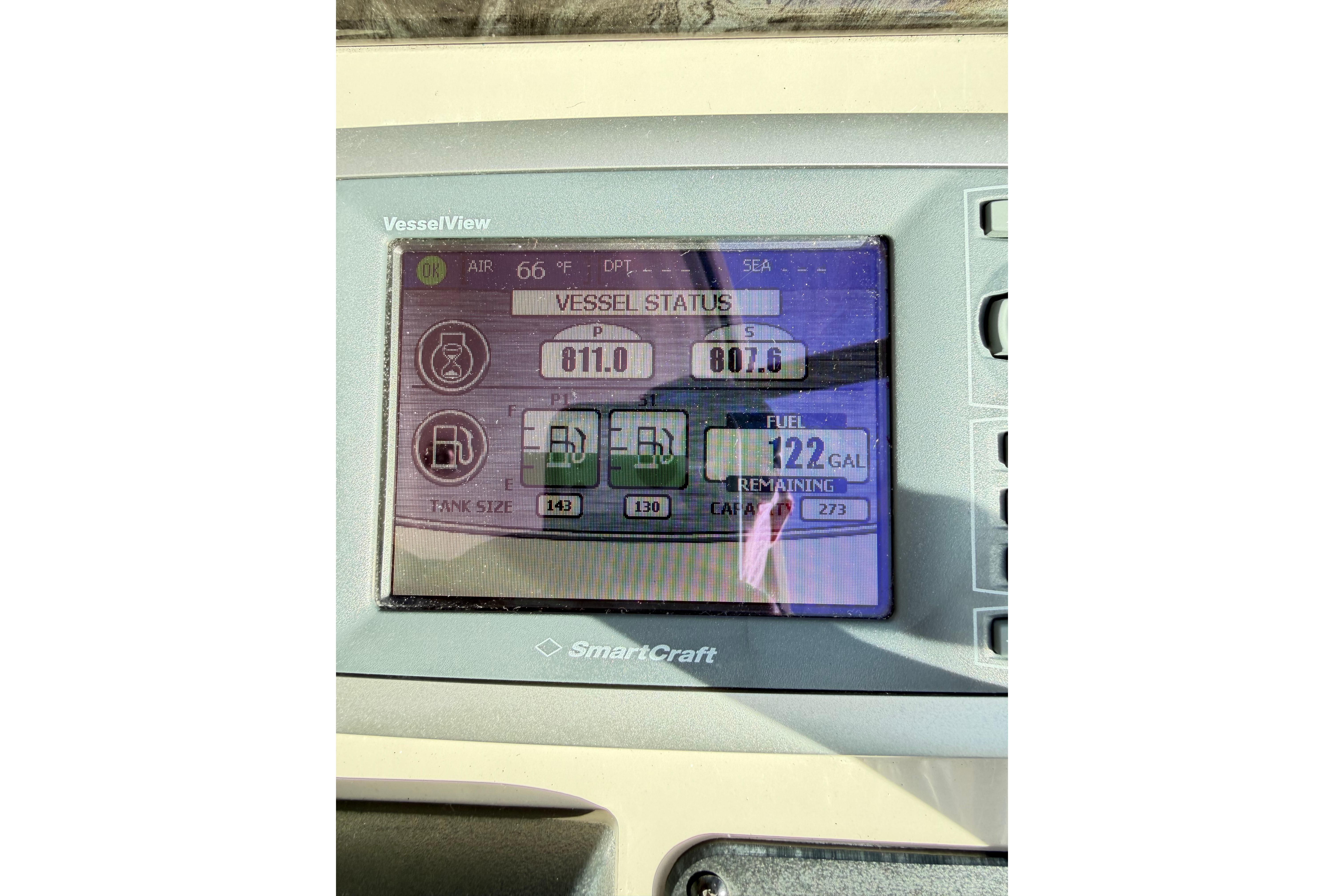 SmartCraft VesselView display on 2008 Sea Ray 40 Sundancer, showing fuel and engine data.