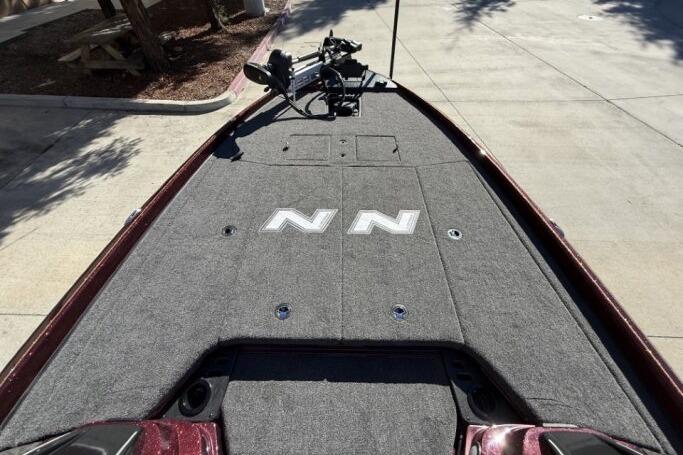 2026 Nitro Z21 XL Pro boat deck with carpet and equipment.