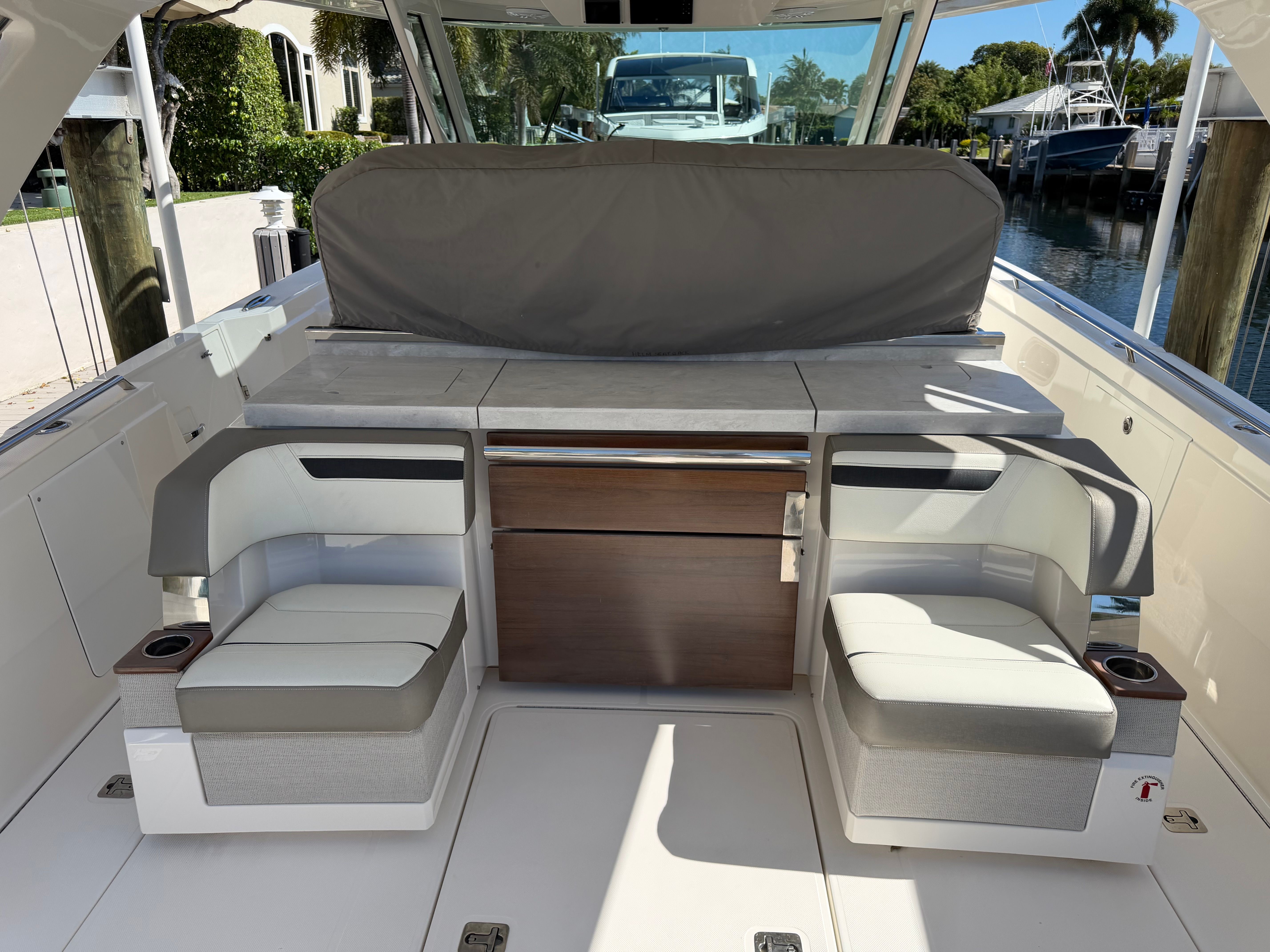 2022 TIARA YACHTS 38 LS - Image 6