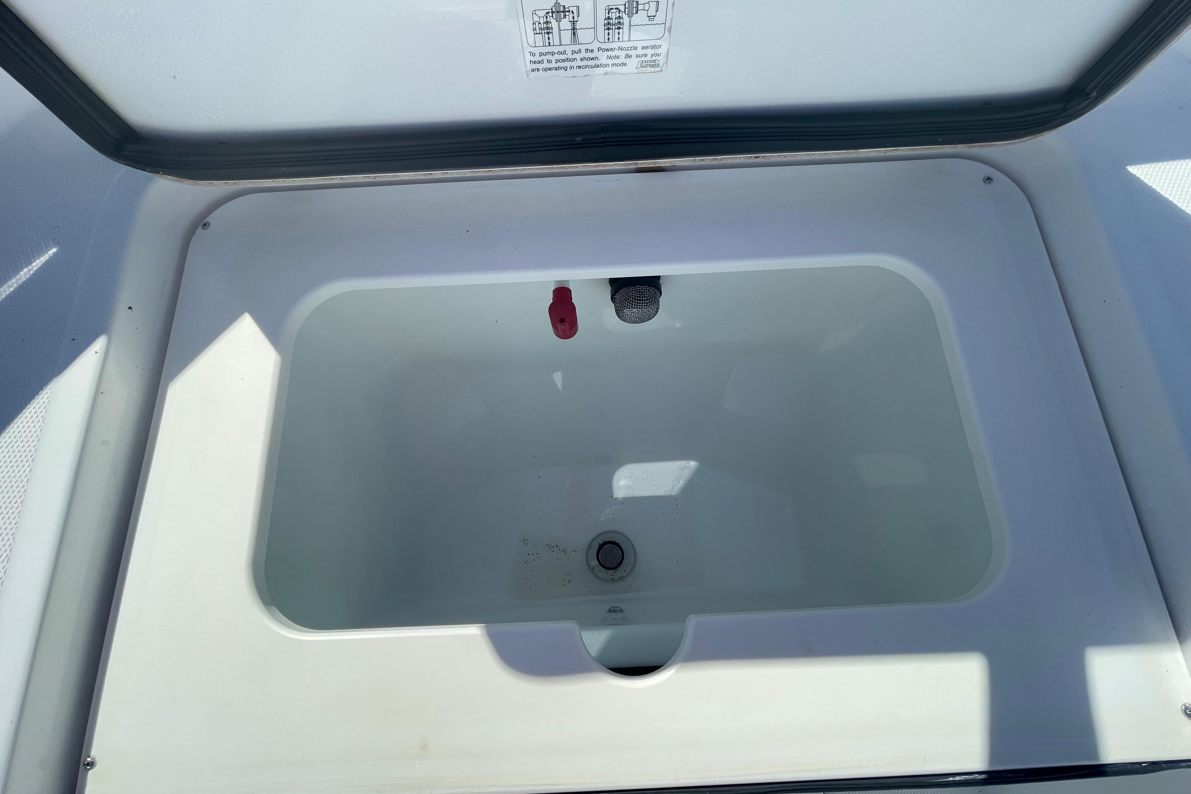 Livewell compartment in 2022 Wellcraft 202 Fisherman boat, open lid view.