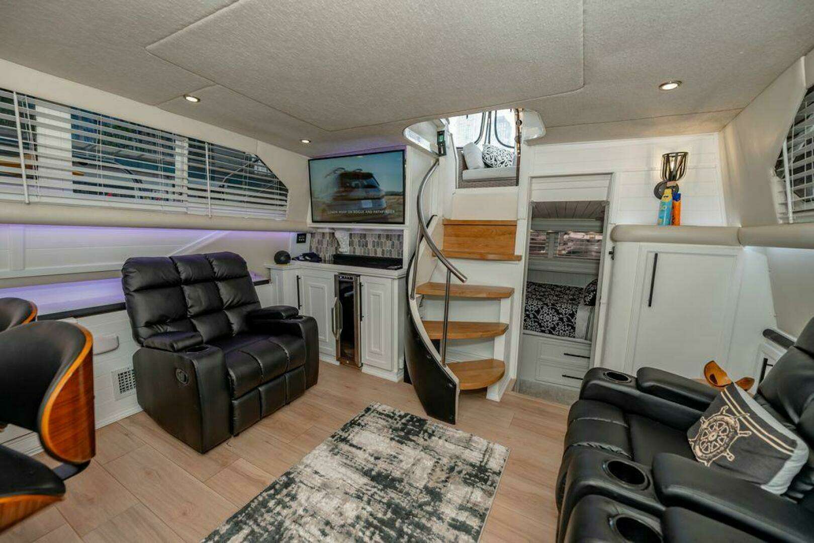 1991 Cruisers Yachts 3850 Aft Cabin - Image 11