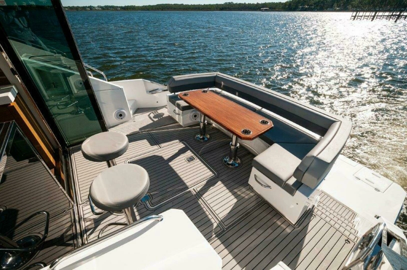 2020 Cruisers Yachts 60 Cantius - Image 3