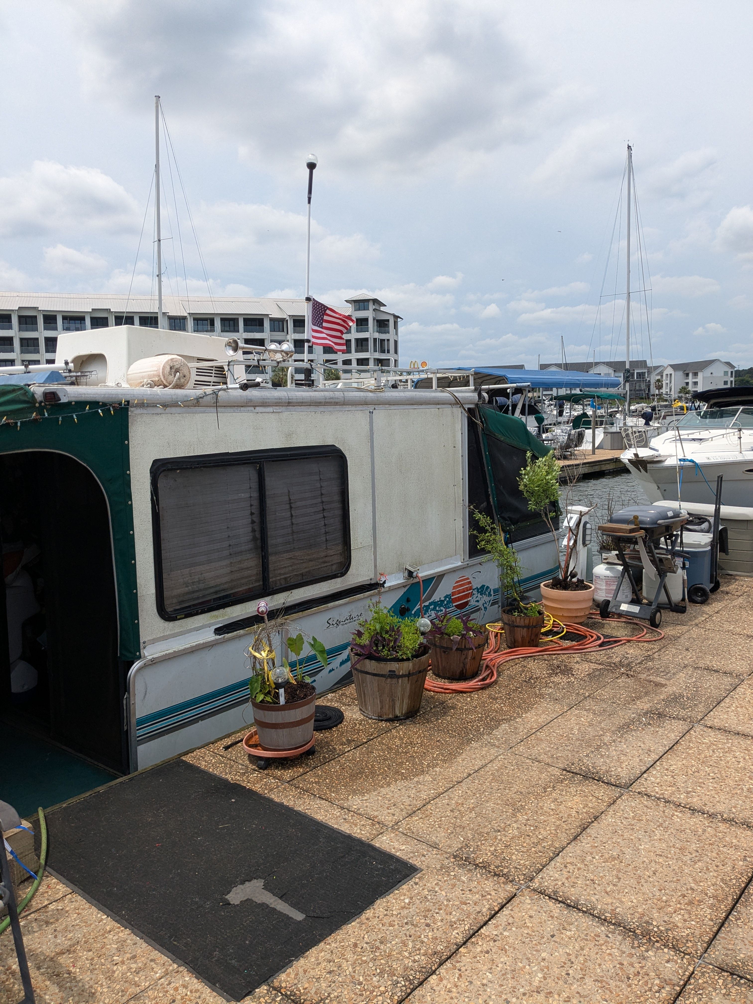 1997 Sun Tracker 30 ft Party Hut II