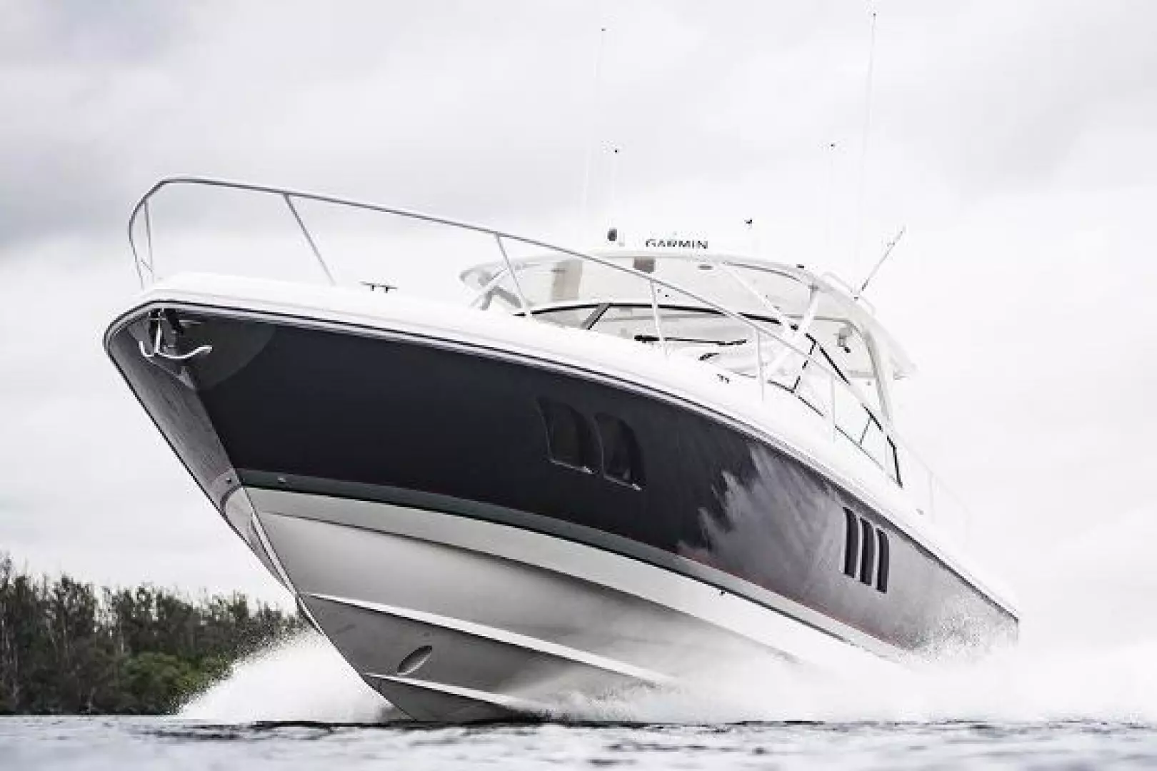 2019 Intrepid 475 Sport Yacht - Image 2
