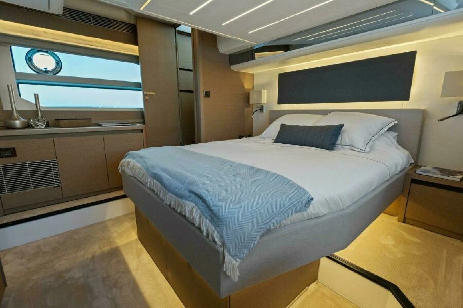 2022 Prestige 590 Flybridge - Image 3
