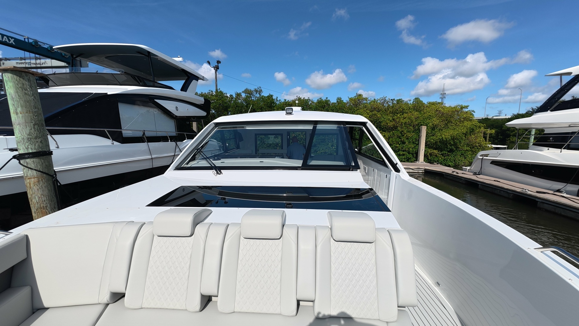 2026 Cruisers Yachts 50GLS OB - Image 25