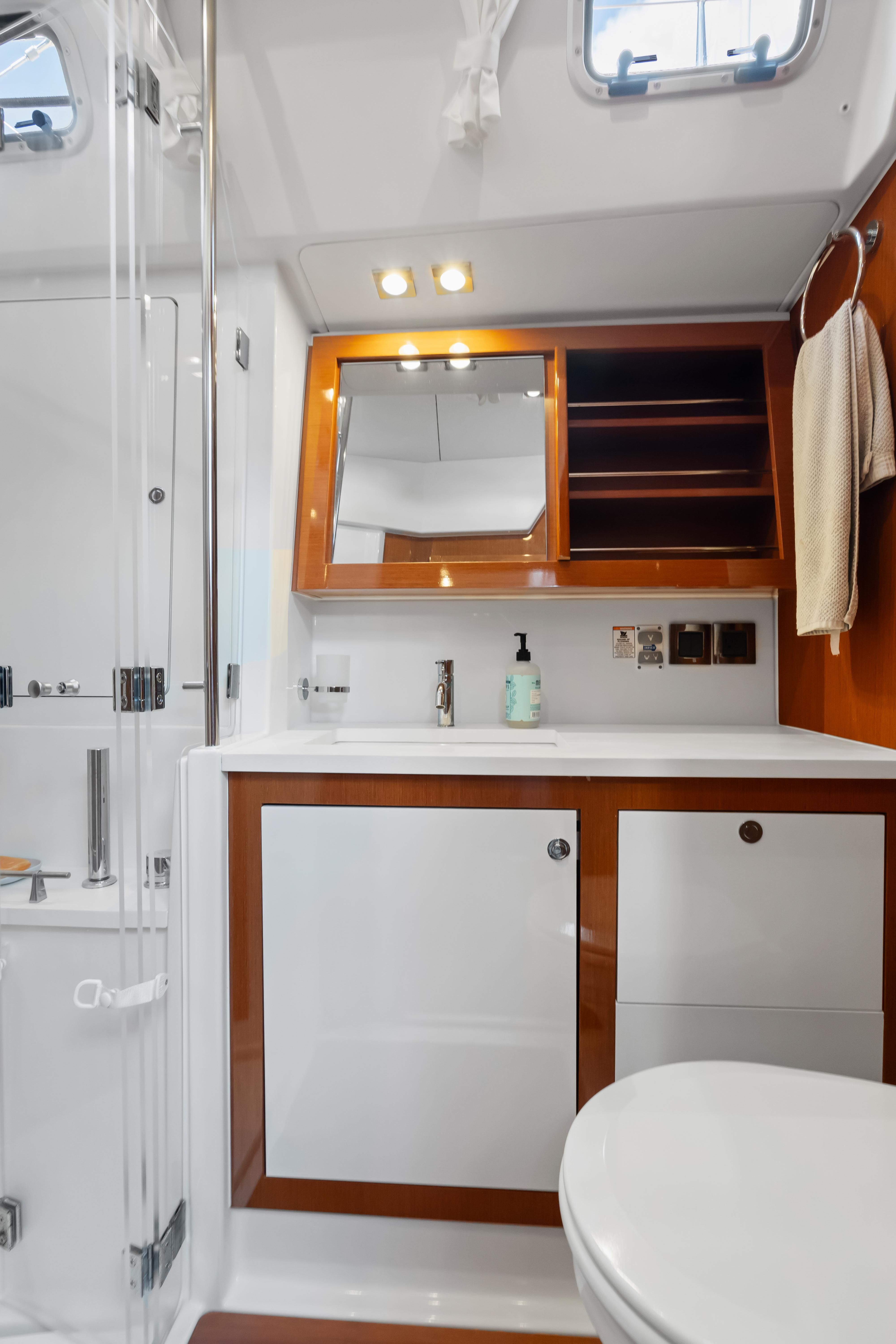 2016 Beneteau Oceanis 60 - 19