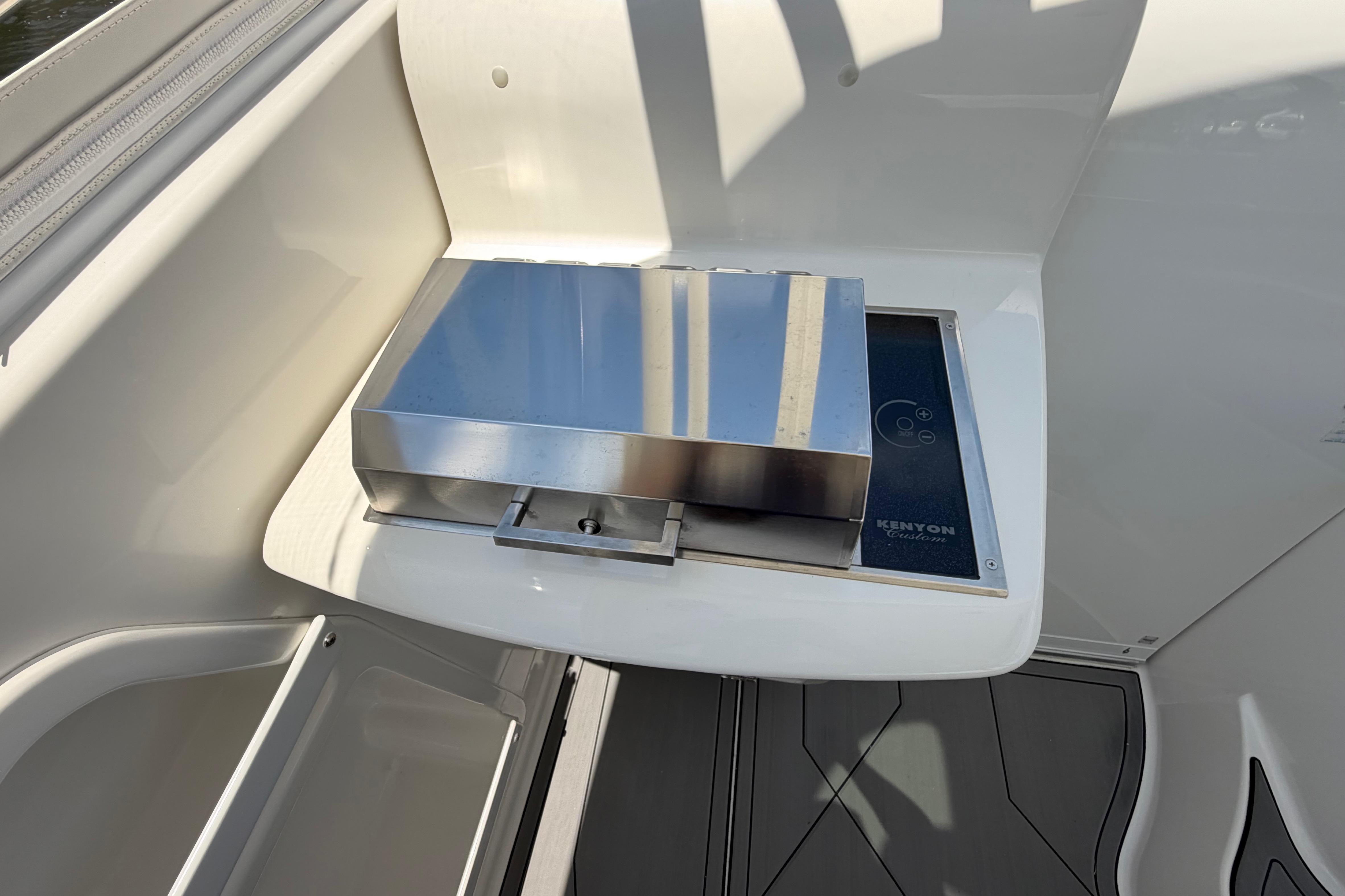 Built-in grill on 2009 Everglades 350LX boat, featuring Kenyon Custom design.