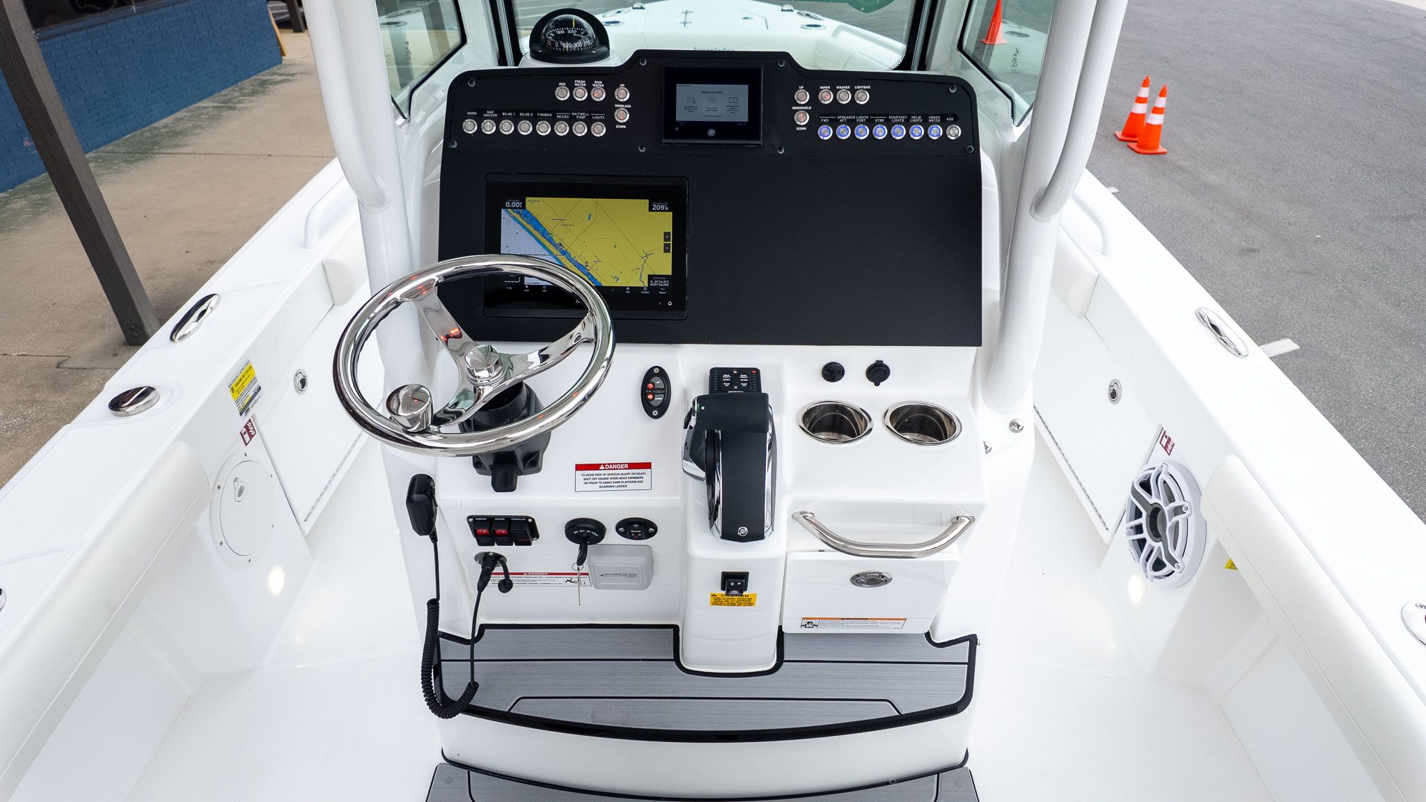 2026 Everglades 253 Center Console - 20