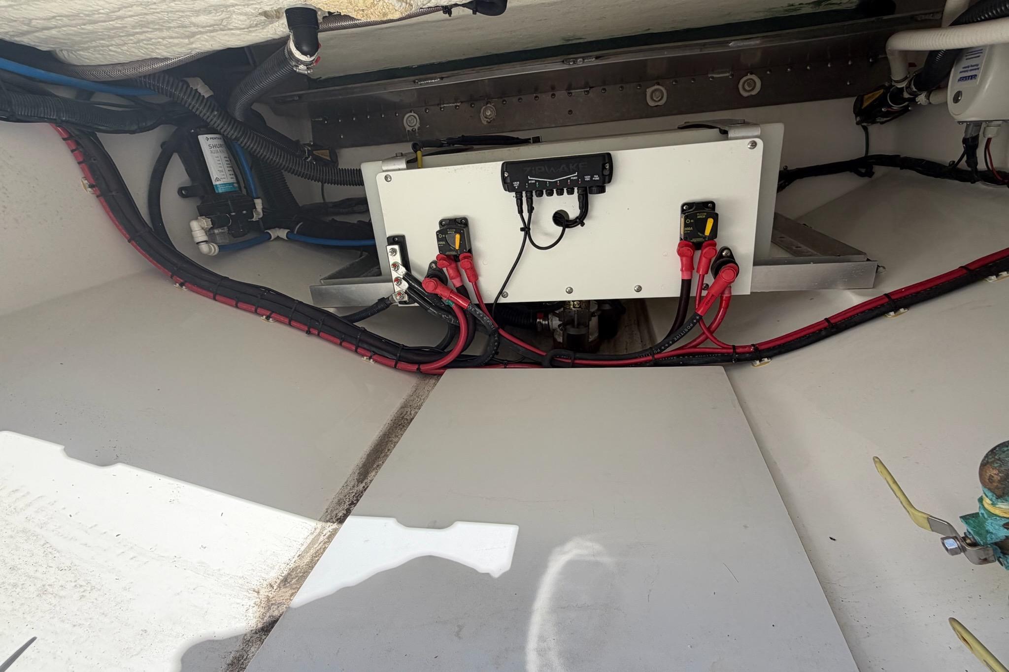 2024 Everglades 335 Center Console boat wiring and electrical components.