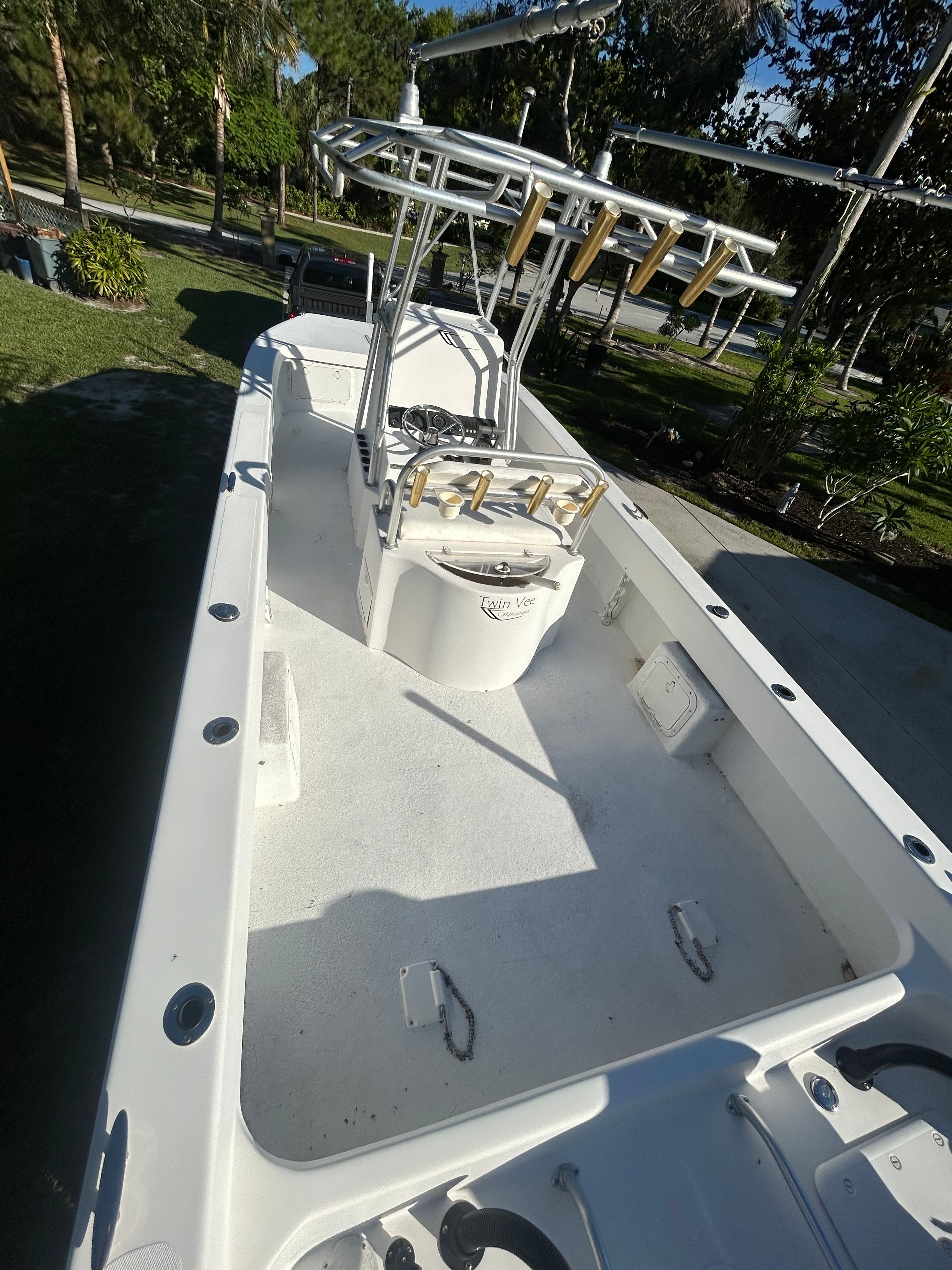 2007 Twin Vee 26 Center Console with spacious deck and T-top, ideal for fishing trips.