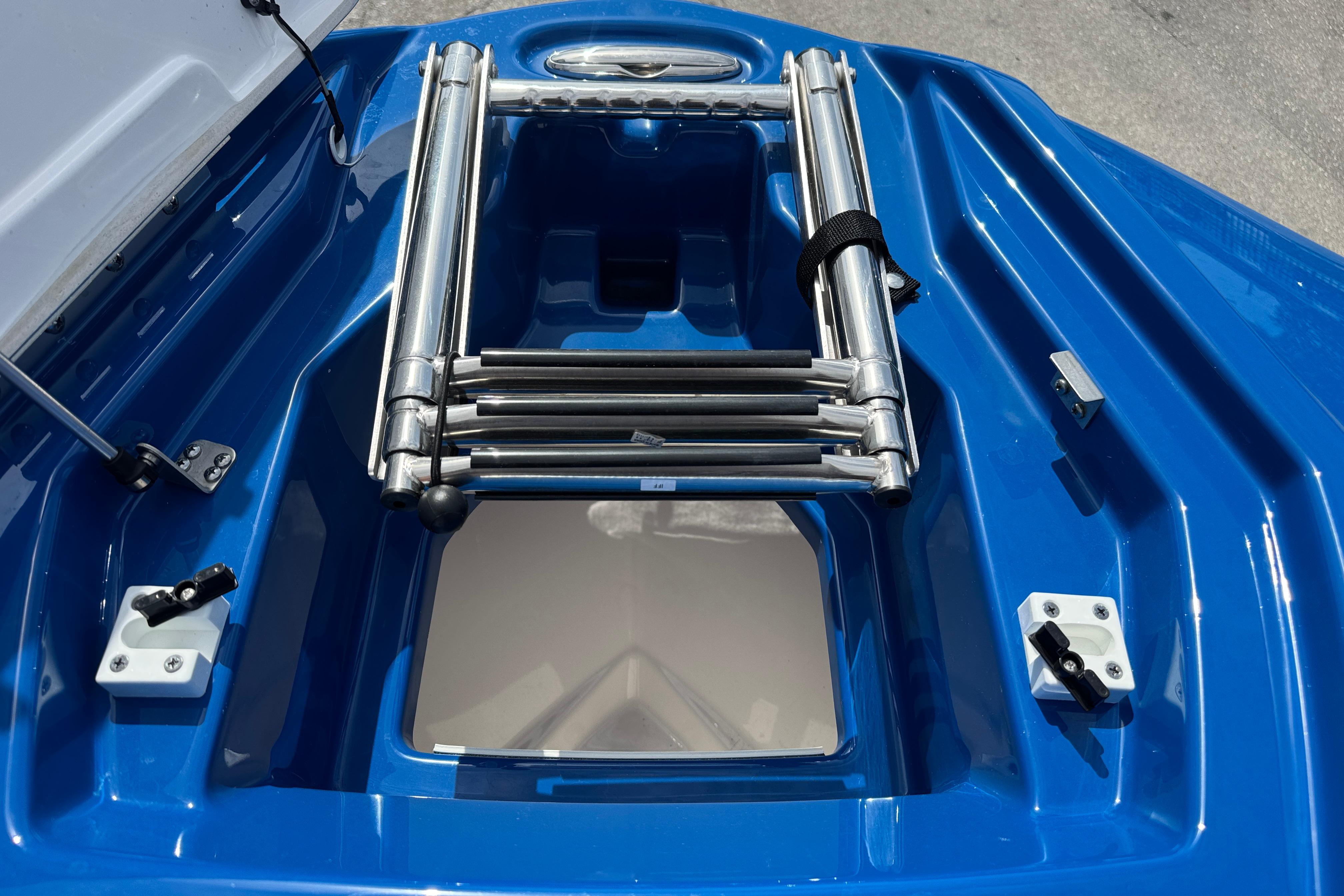 2026 Yamaha Boats 255XD blue deck with stainless steel ladder.