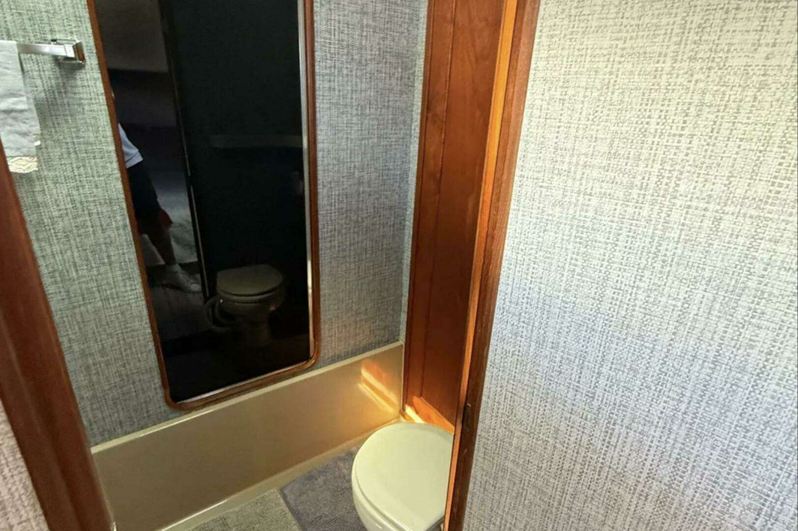1984 Bayliner 3870 Motoryacht - Image 11