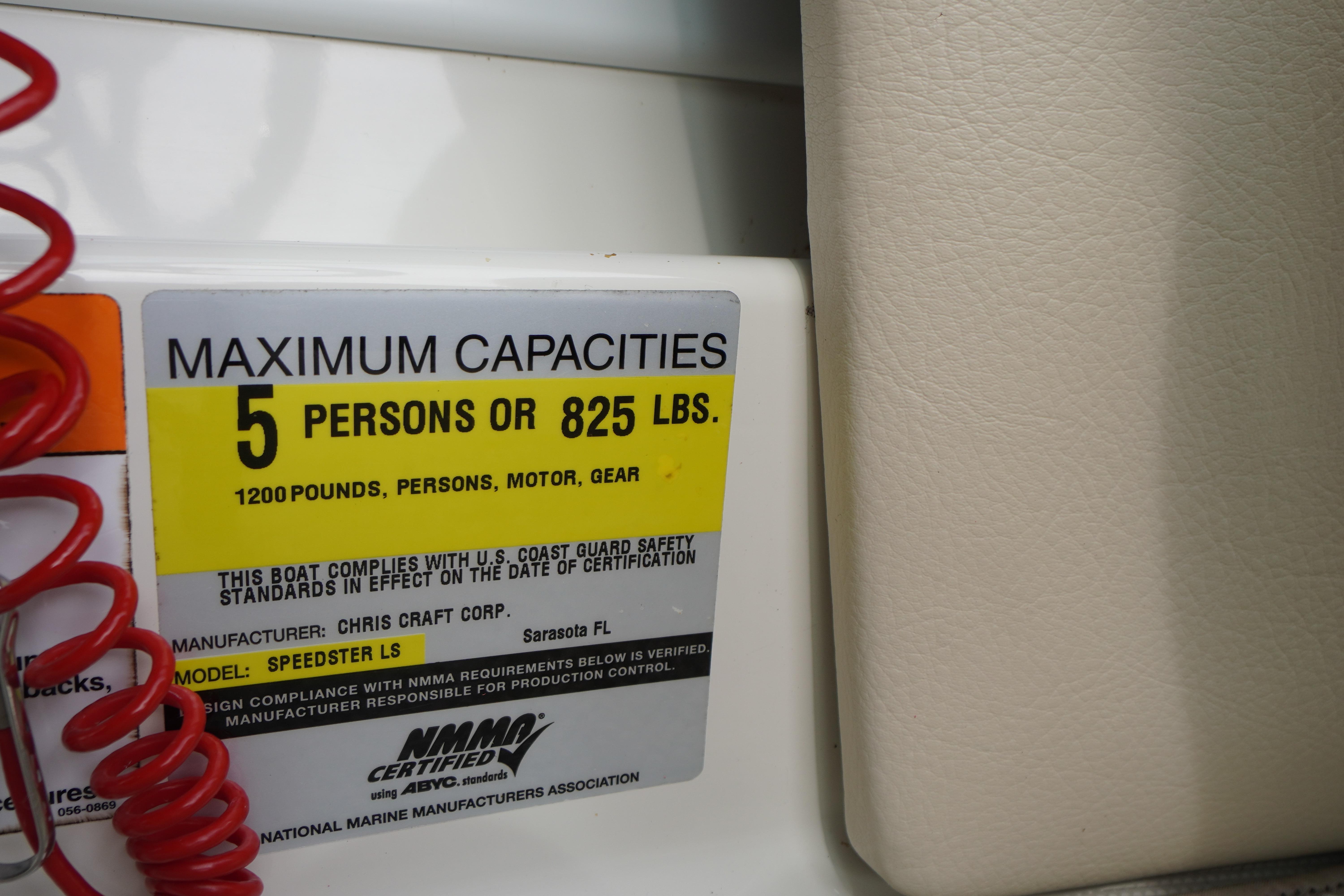 Capacity label on 2005 Chris Craft Speedster Heritage, limits 5 persons or 825 lbs.