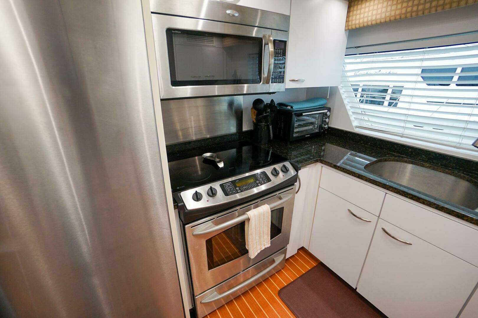 1989 Hatteras 80 Cockpit Motor Yacht - Image 49