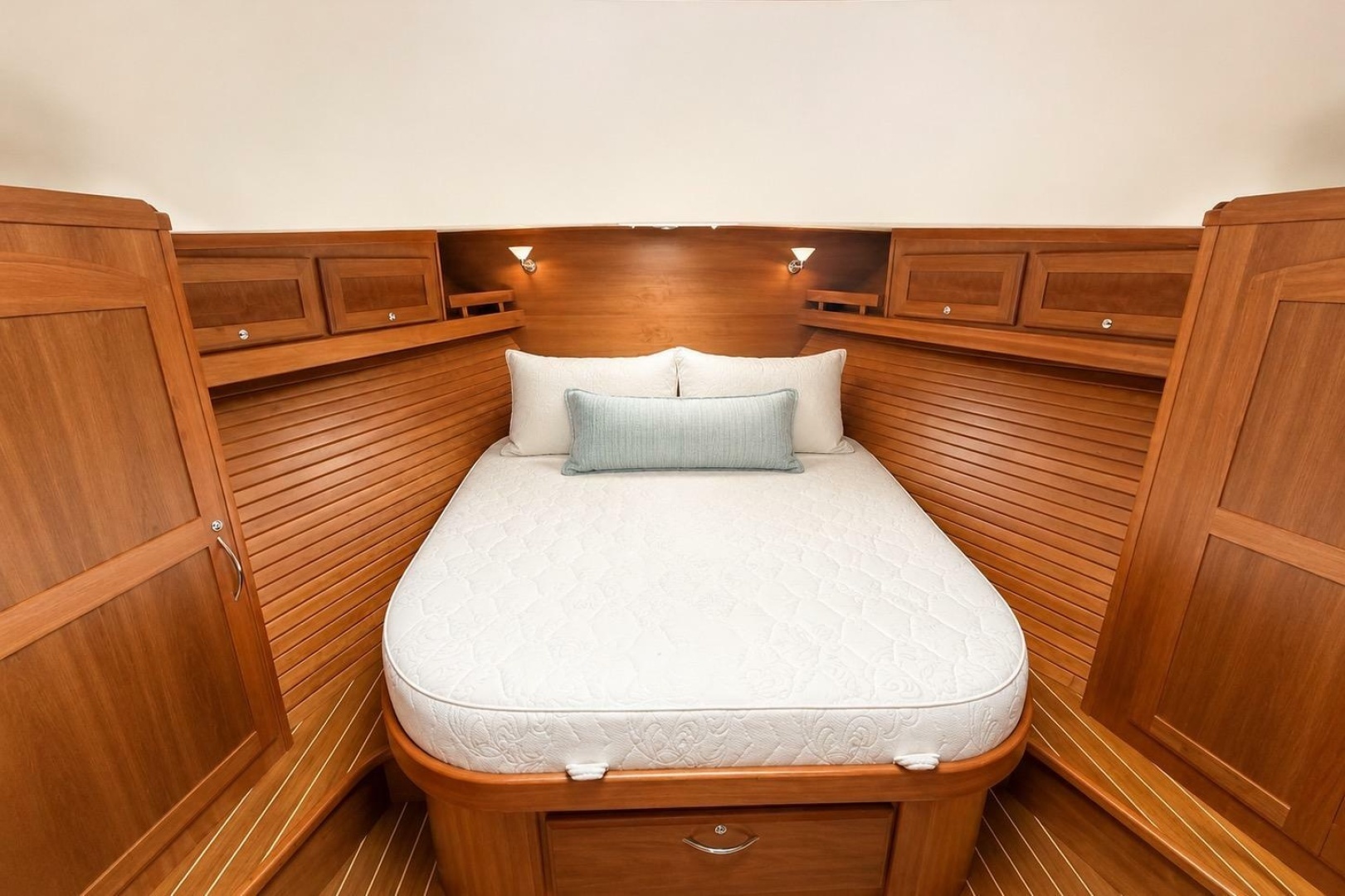 2013 Sabre 48 Salon Express - Image 6