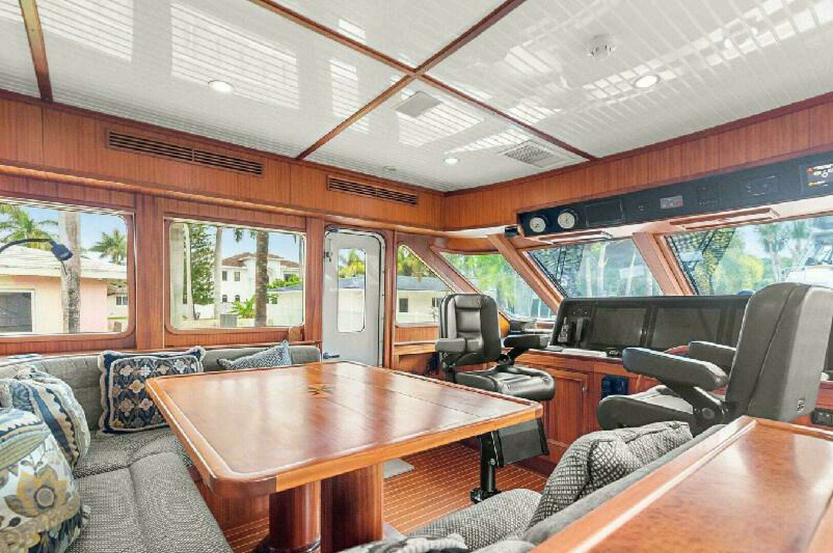 2006 Paragon Cockpit - Image 8