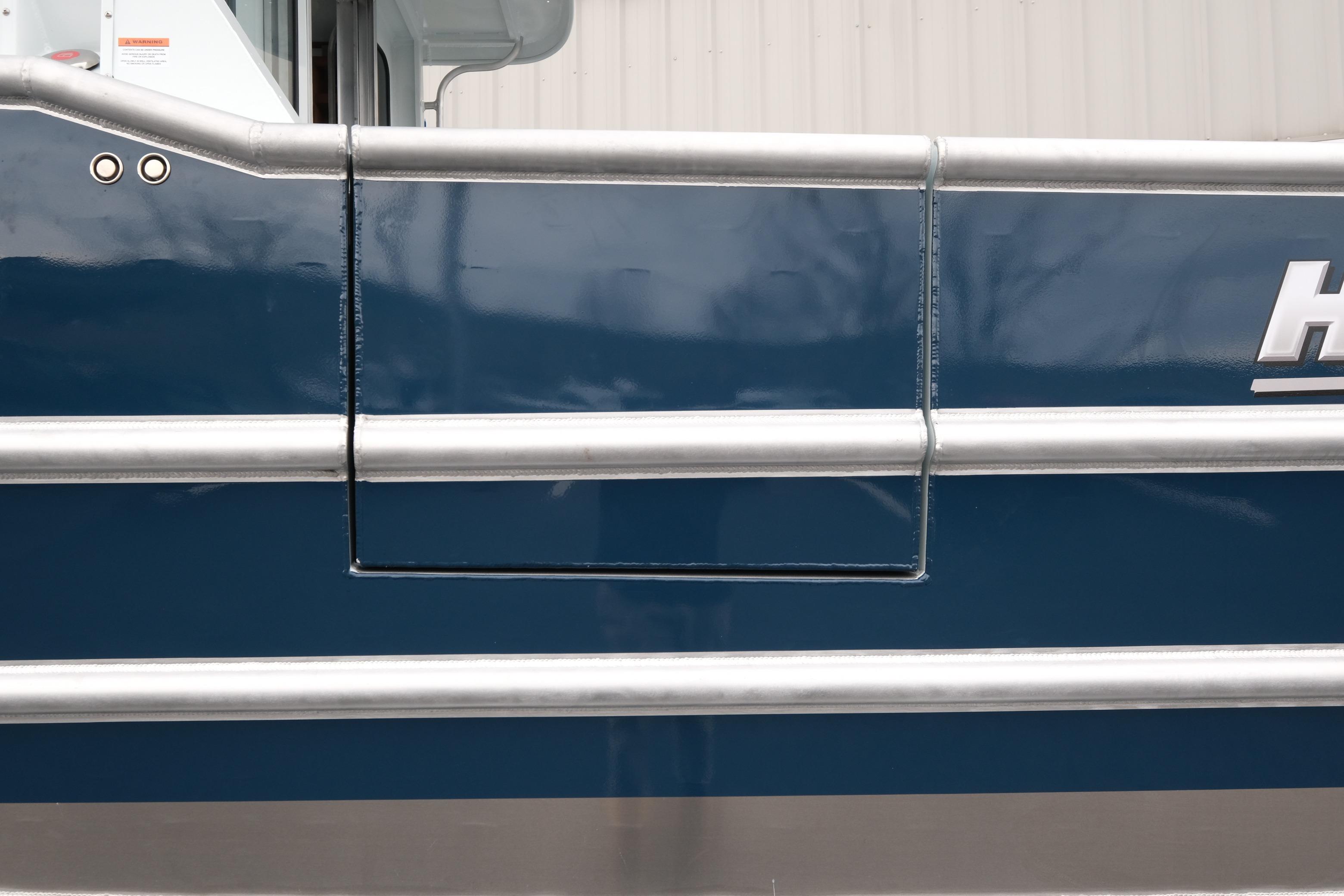 2026 Hewescraft 270 Pacific Explorer, blue hull detail with metallic accents.