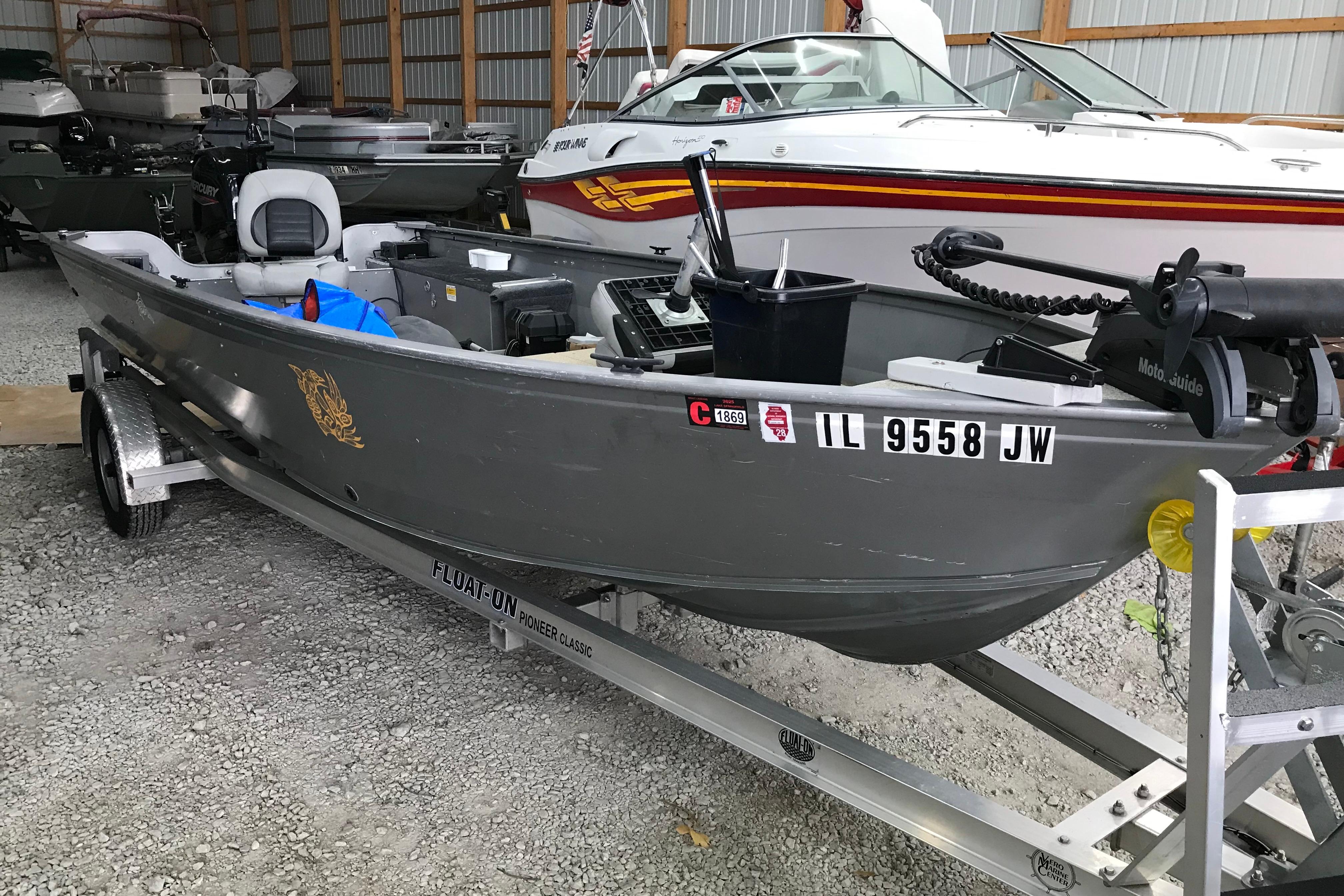 2004 Crestliner Canadian 18 Tiller