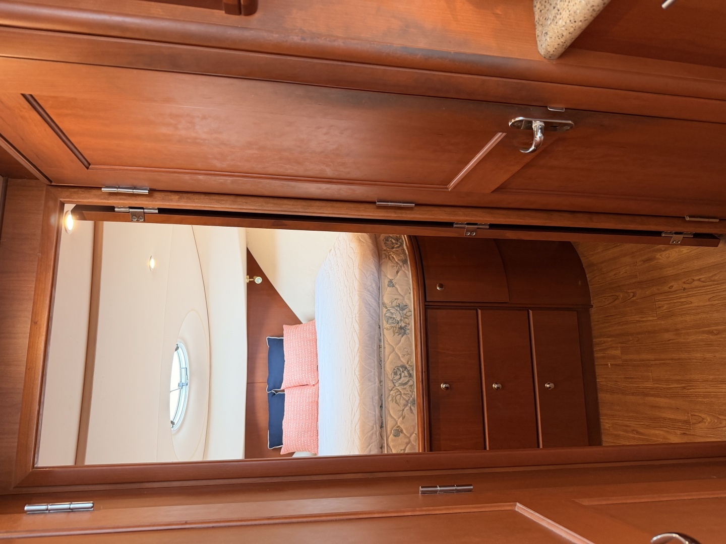 2006 Silverton 38 Convertible - Image 24